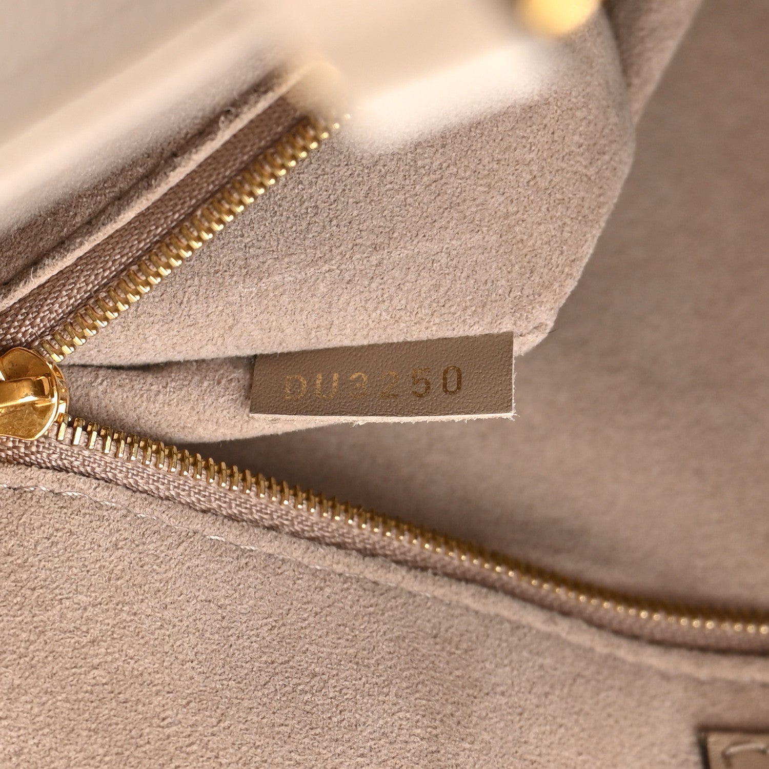 Louis Vuitton Empreinte Monogram Giant Onthego MM Tourterelle Creme 7 of 18