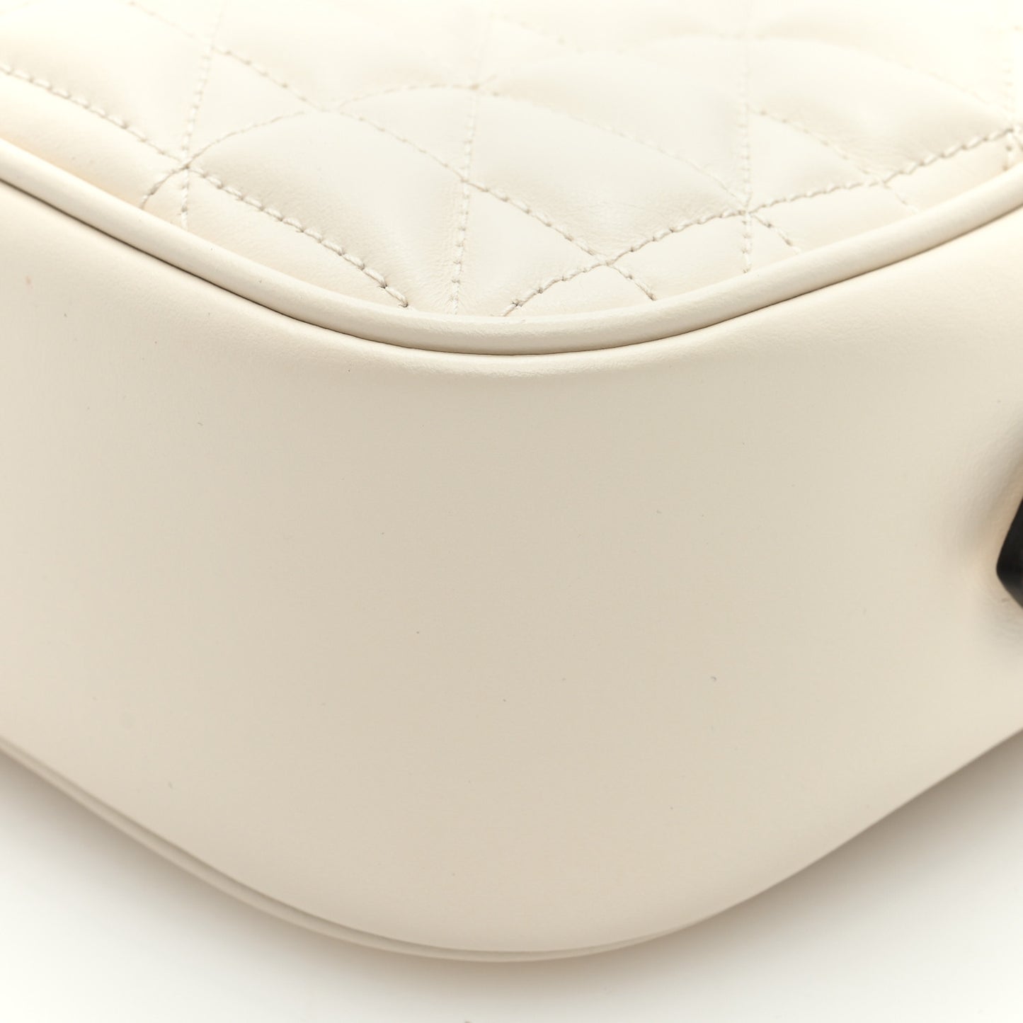 Calfskin Matelasse Aria Small GG Marmont Chain Shoulder Bag Mystic White