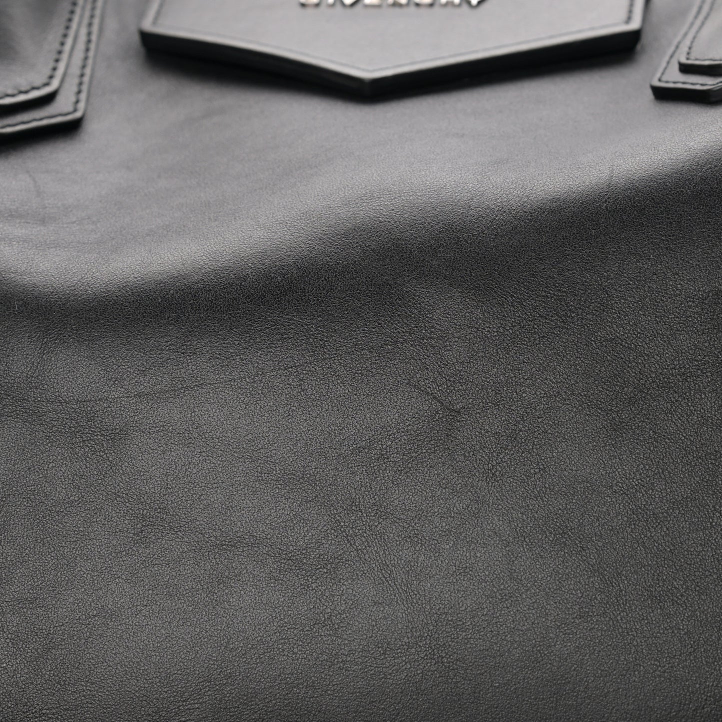 Smooth Calfskin Medium Soft Antigona Black