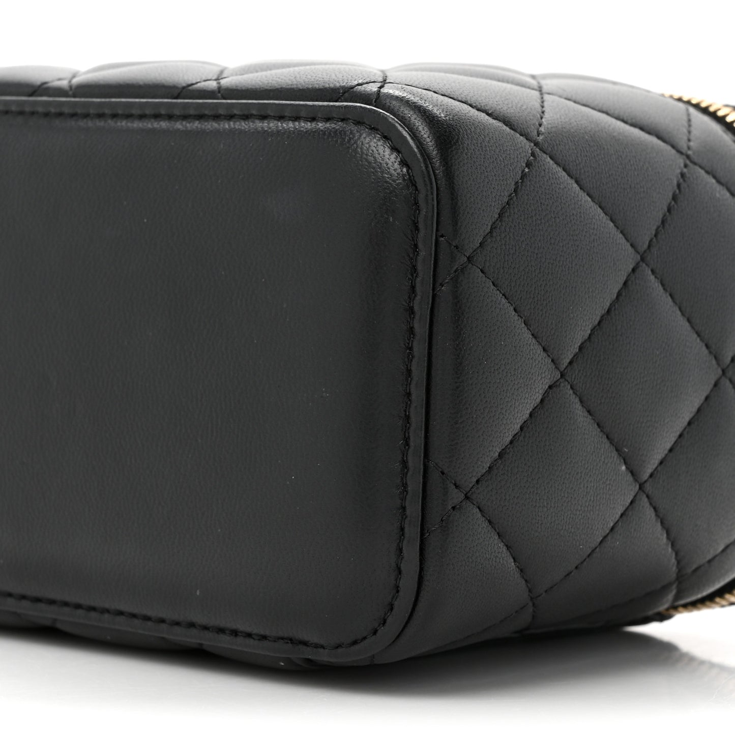 Lambskin Quilted Pearl Crush Small Vanity Case With Chain Black
