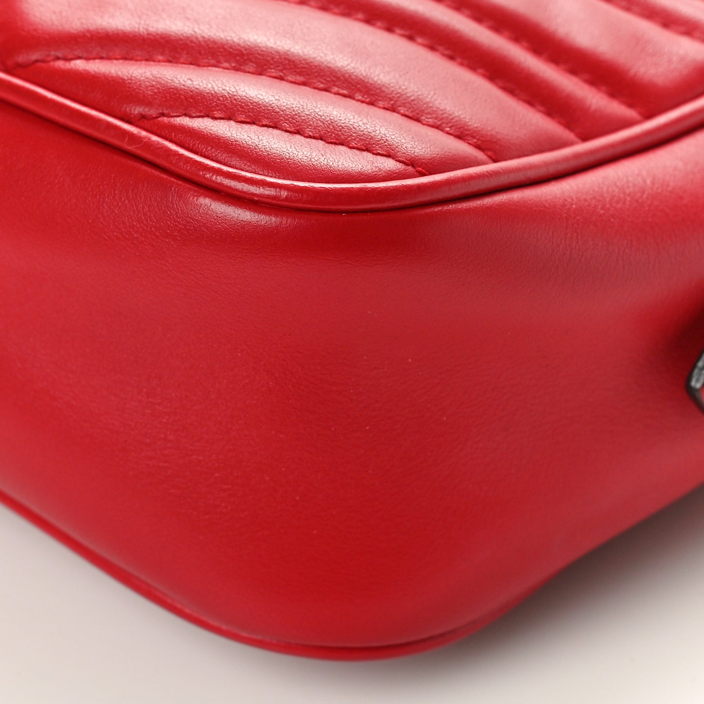 Calfskin Matelasse Small GG Marmont Chain Shoulder Bag Hibiscus Red