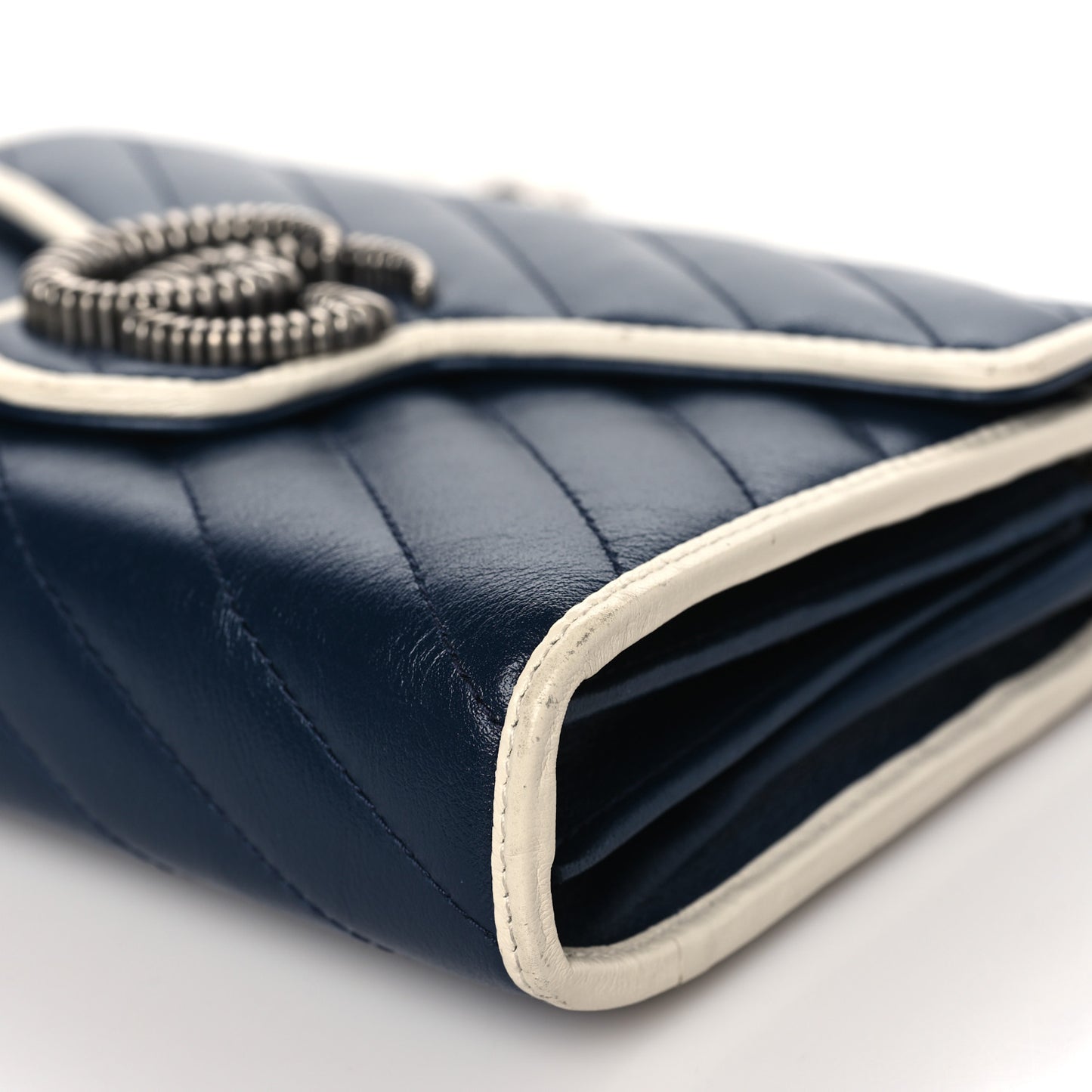 Vintage Effect Calfskin Matelasse Diagonal Torchon GG Marmont Chain Wallet Blue Agata Mystic White