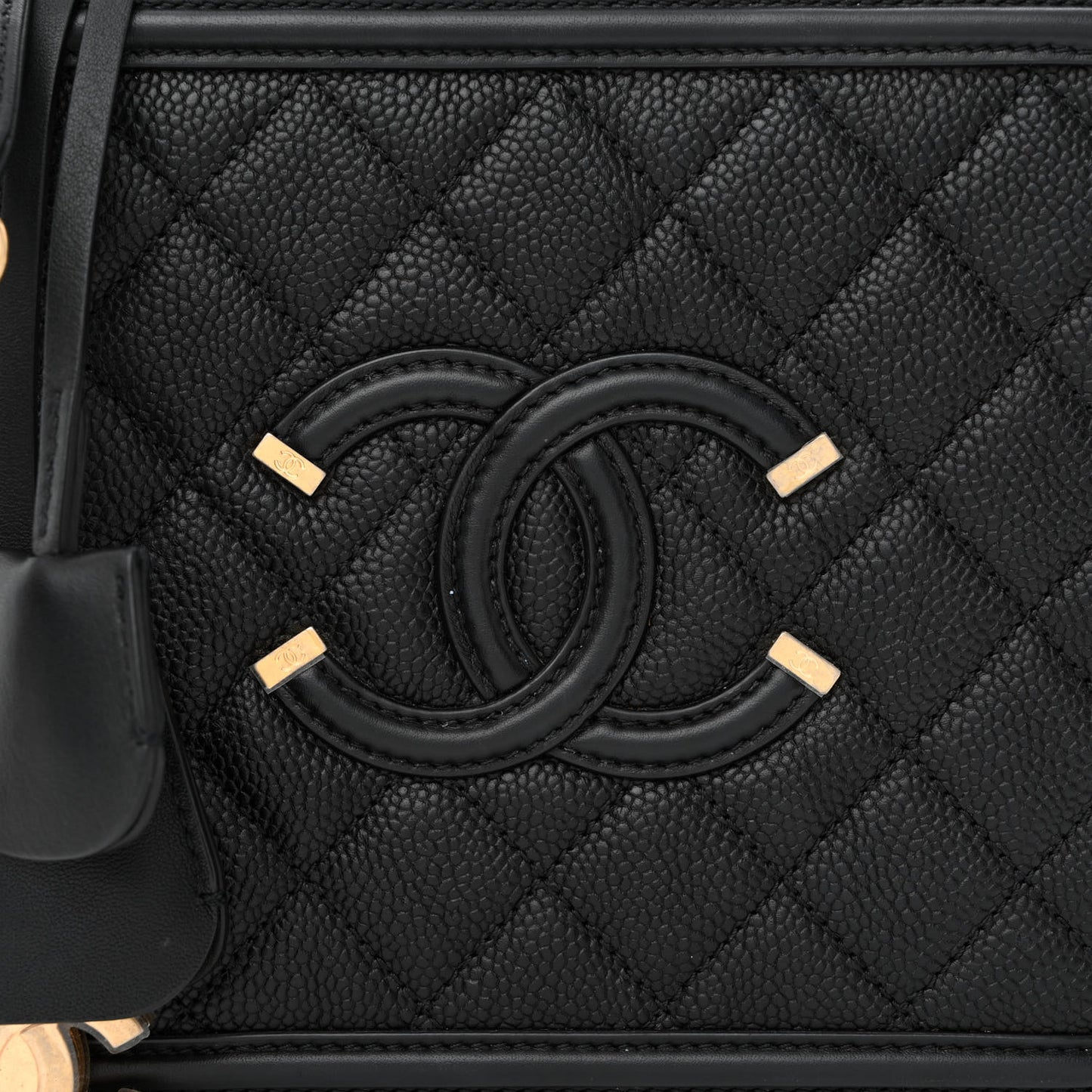Caviar Quilted Medium CC Filigree Vanity Case Black