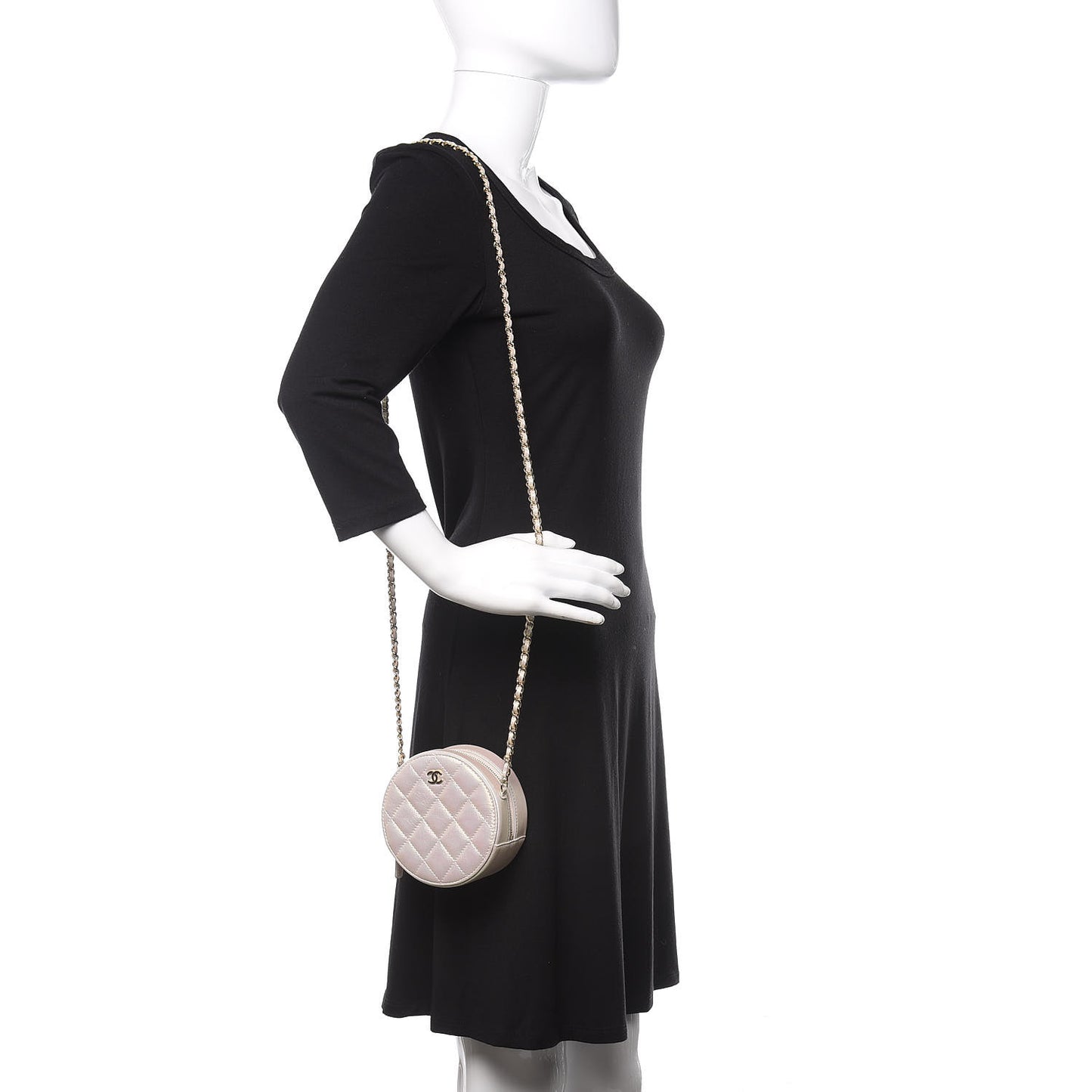 Iridescent Lambskin Quilted Round Clutch With Chain Ivory