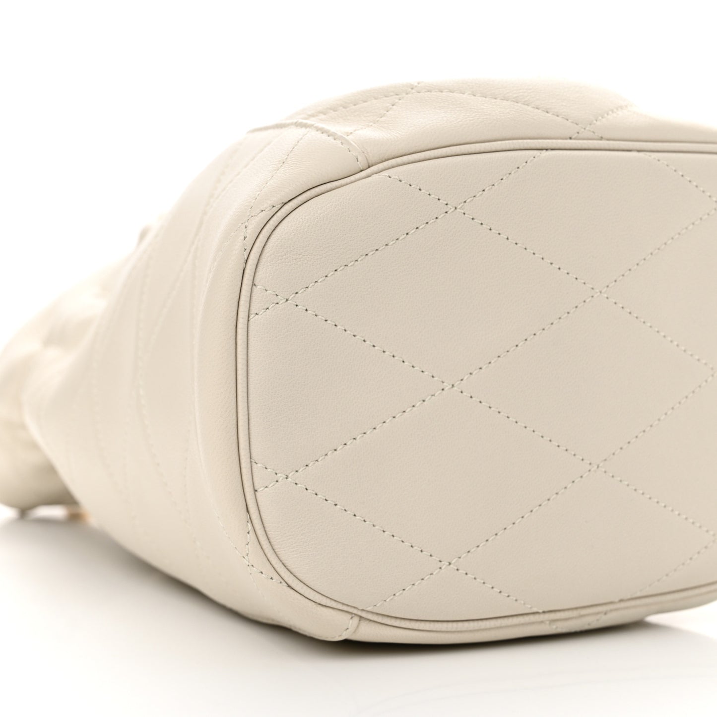 Lambskin Quilted Le Maillon Bucket Bag Crema Soft