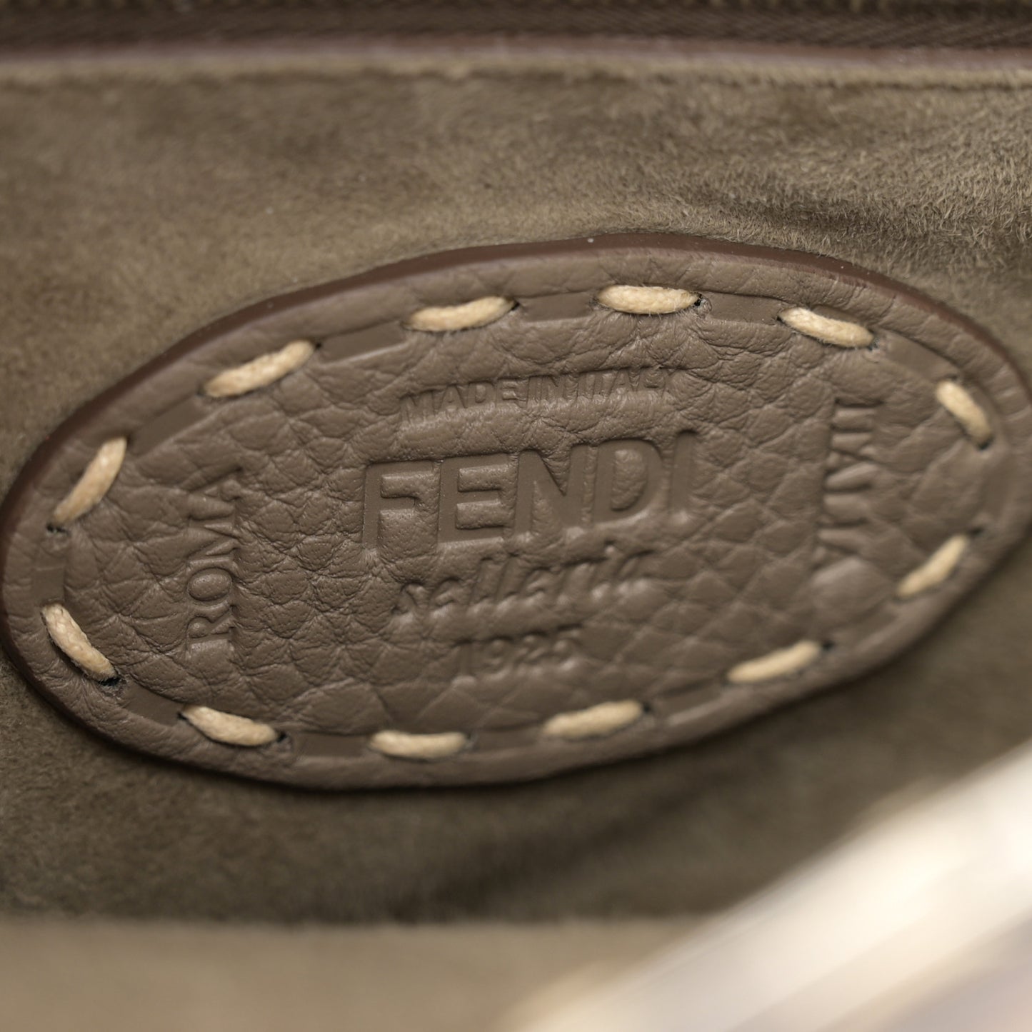 Vitello Granato Camoscio Macro Stitching Selleria Mini Peekaboo Iconic Satchel Tartufo