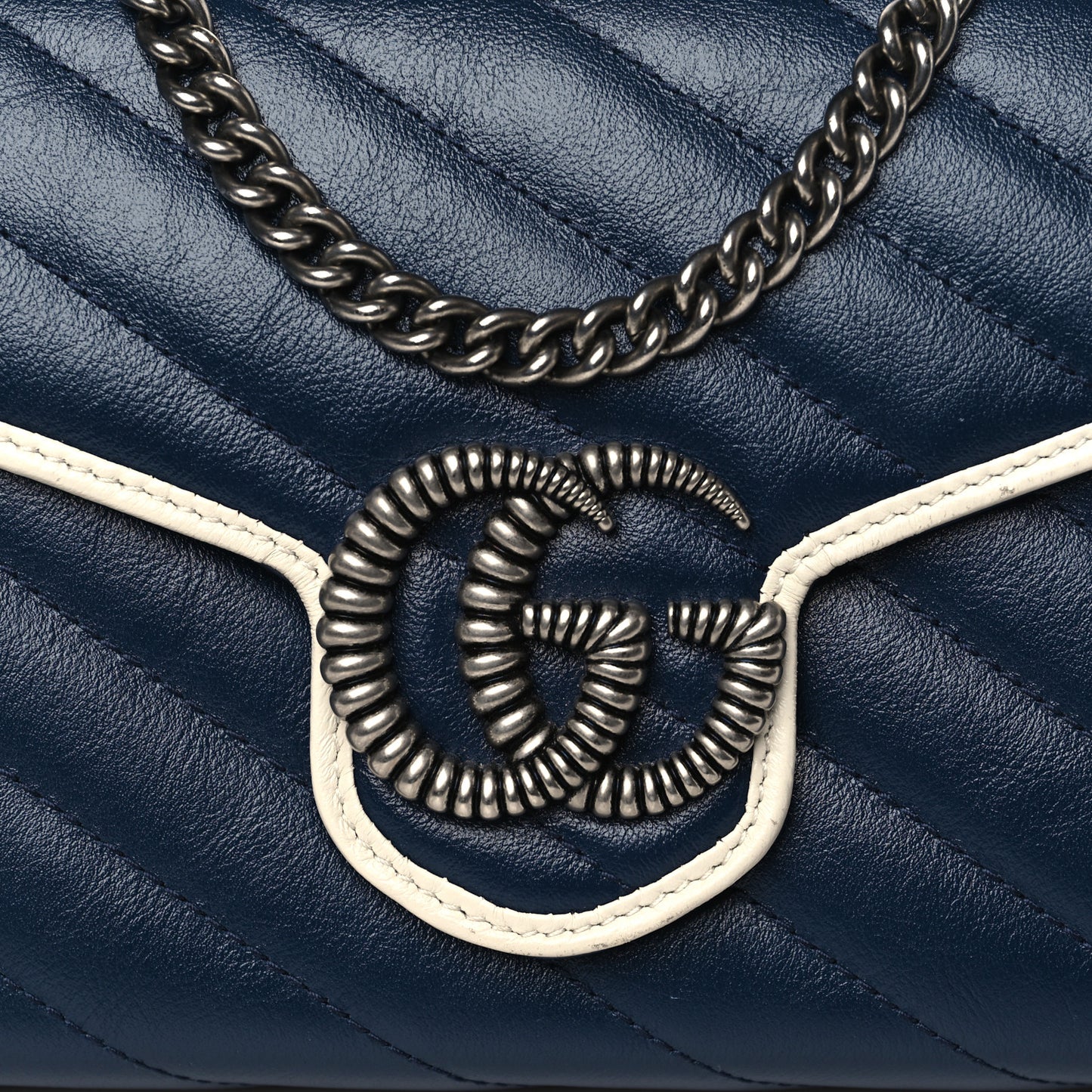 Vintage Effect Calfskin Matelasse Diagonal Torchon GG Marmont Chain Wallet Blue Agata Mystic White