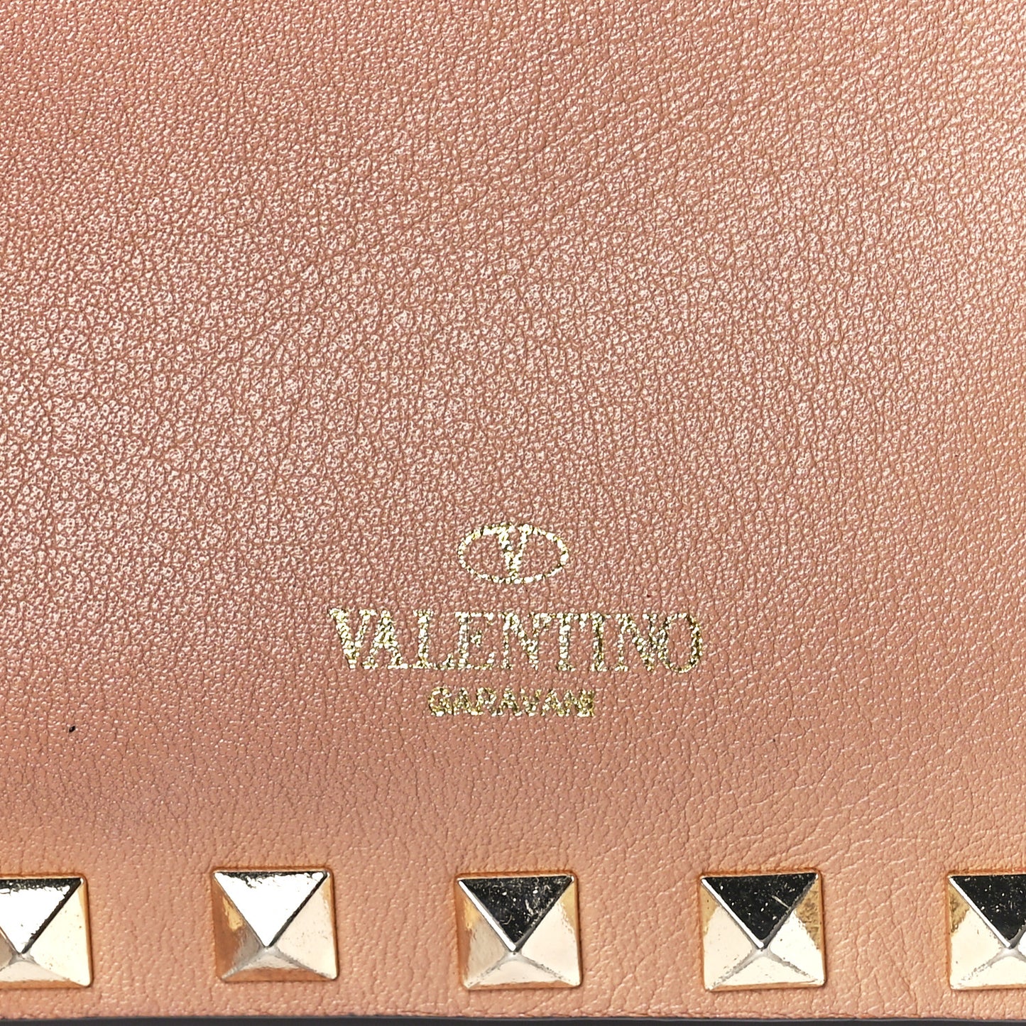 Vitello Rockstud Wallet on Chain Poudre