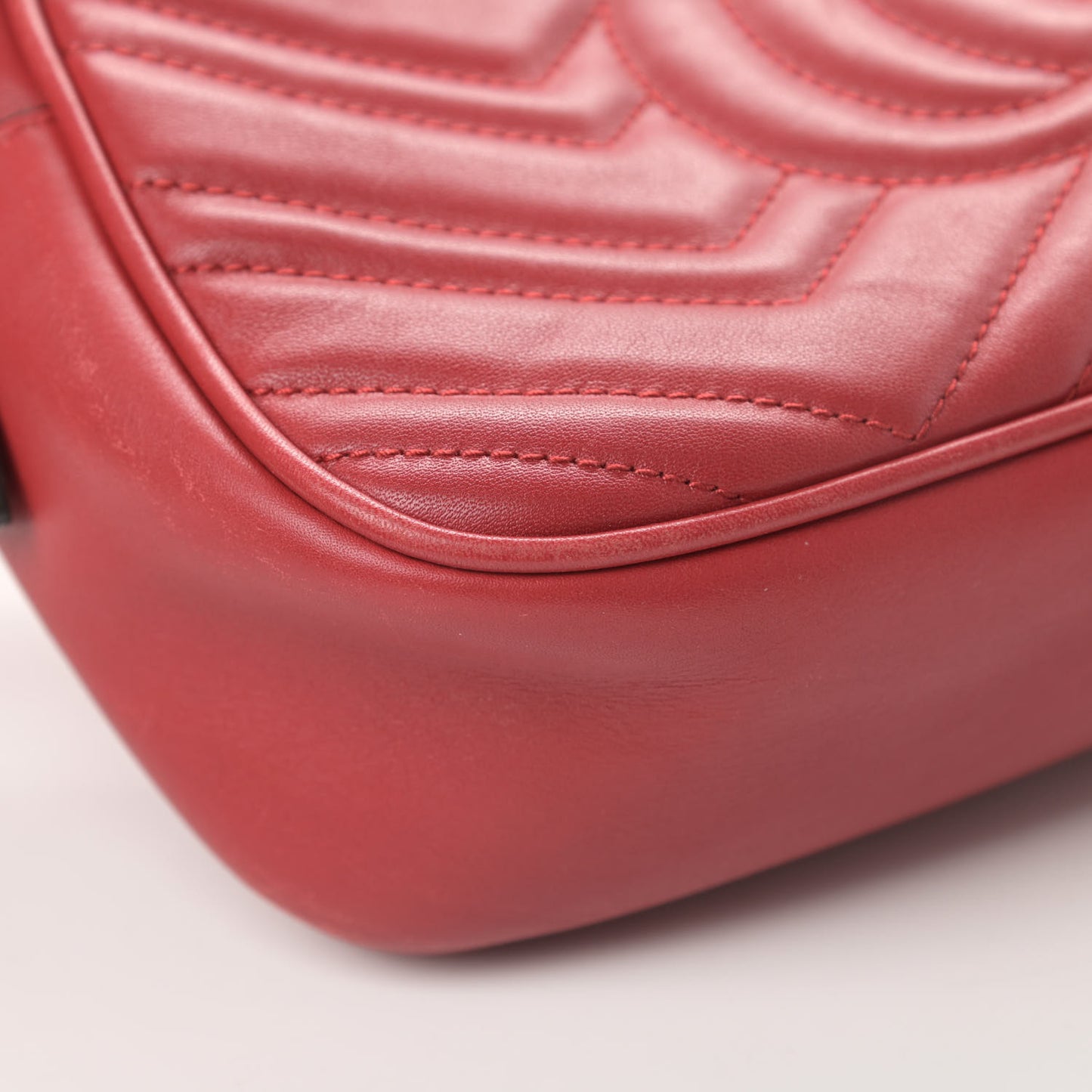 Calfskin Matelasse Small GG Marmont Chain Shoulder Bag Hibiscus Red