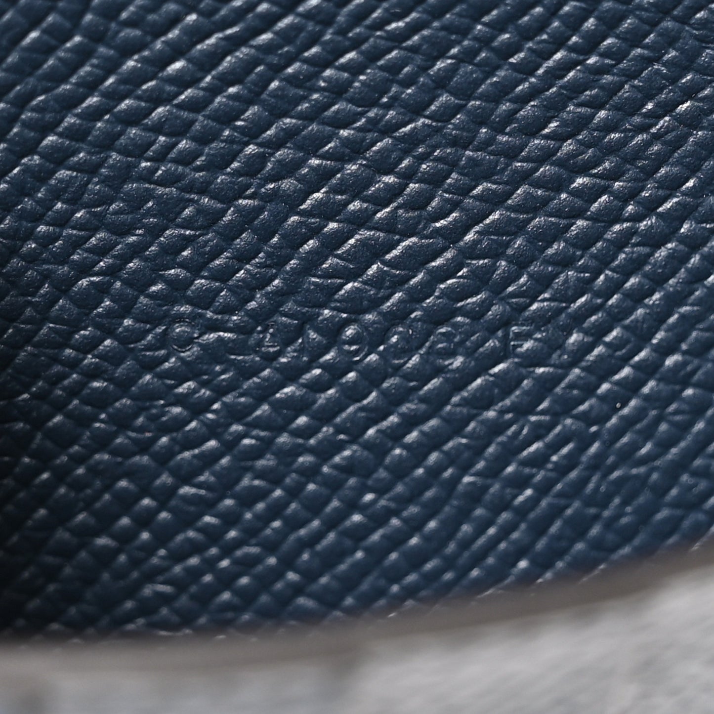 Epsom Verso Medium Kelly Wallet Gris Asphalt Bleu Indigo