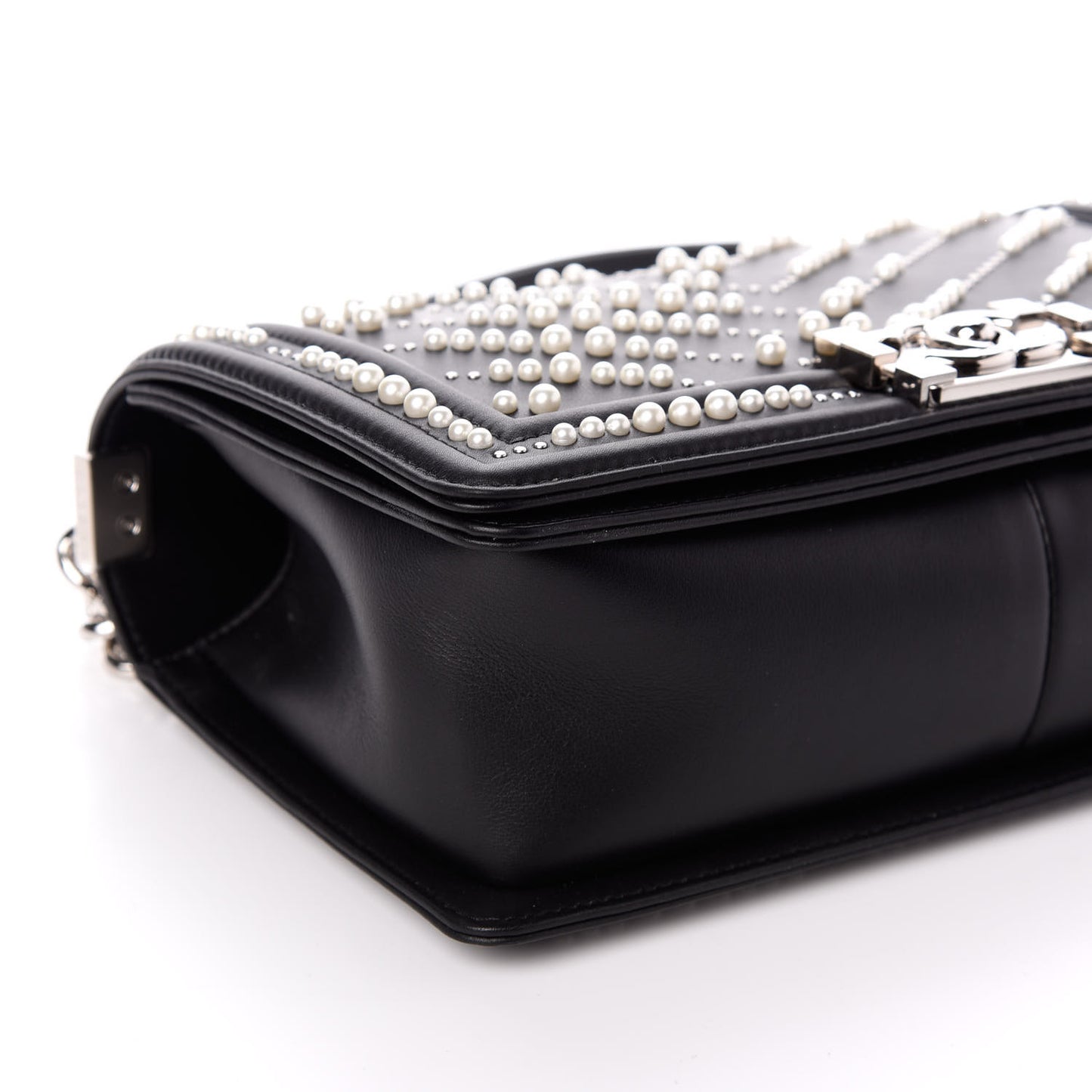 Calfskin Pearl Chevron Medium Boy Flap Black