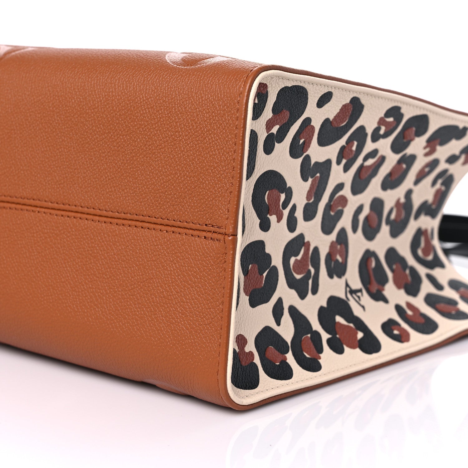 Louis Vuitton Empreinte Monogram Giant Wild At Heart Onthego MM Caramel 8 of 8