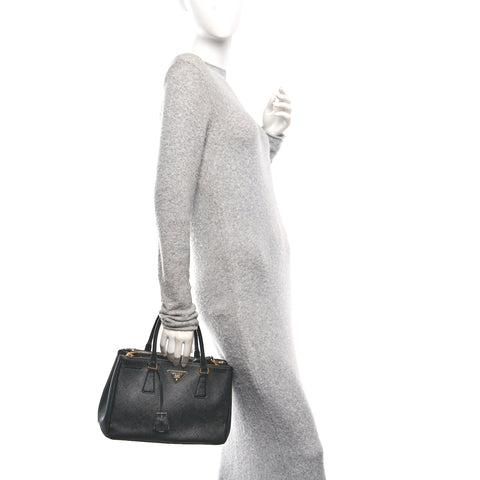 Saffiano Medium Galleria Double Zip Tote Black
