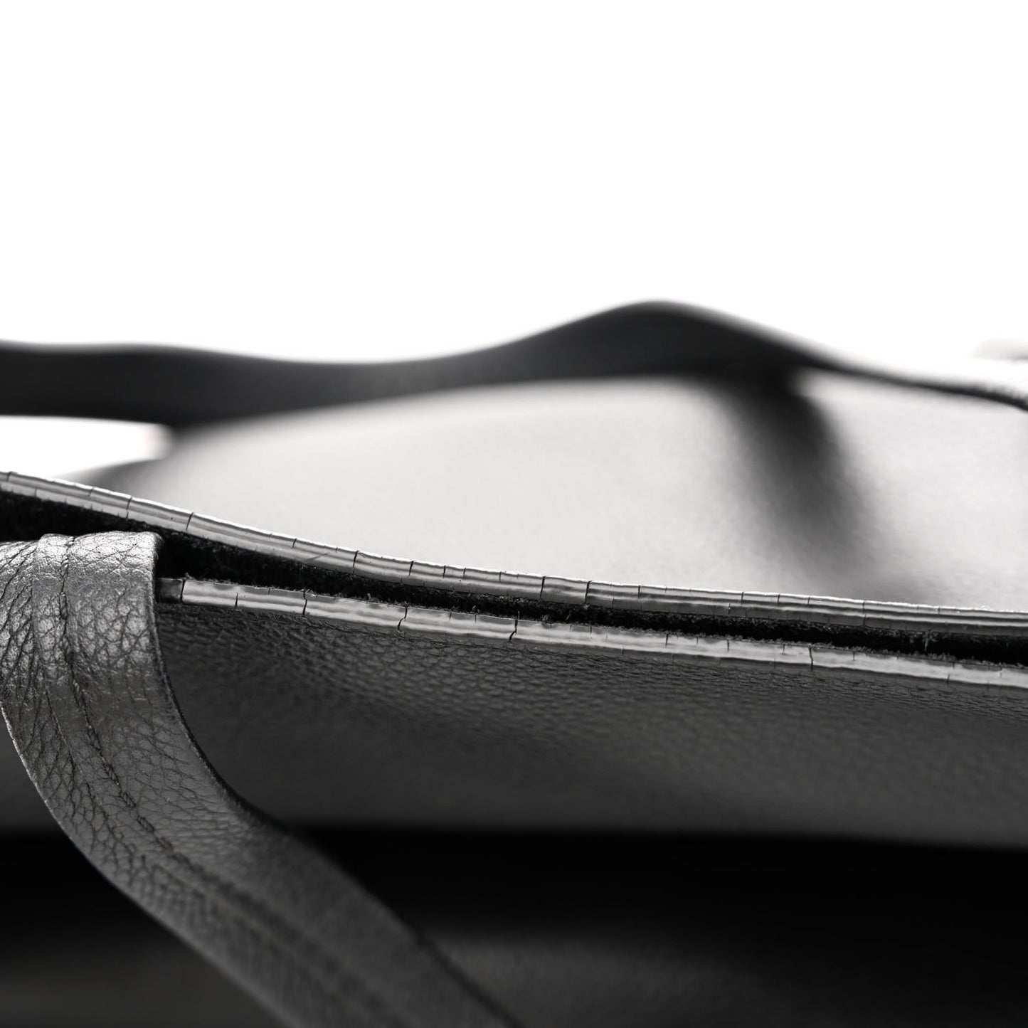 Soft Grained Calfskin Medium Belt Cabas Phantom Black