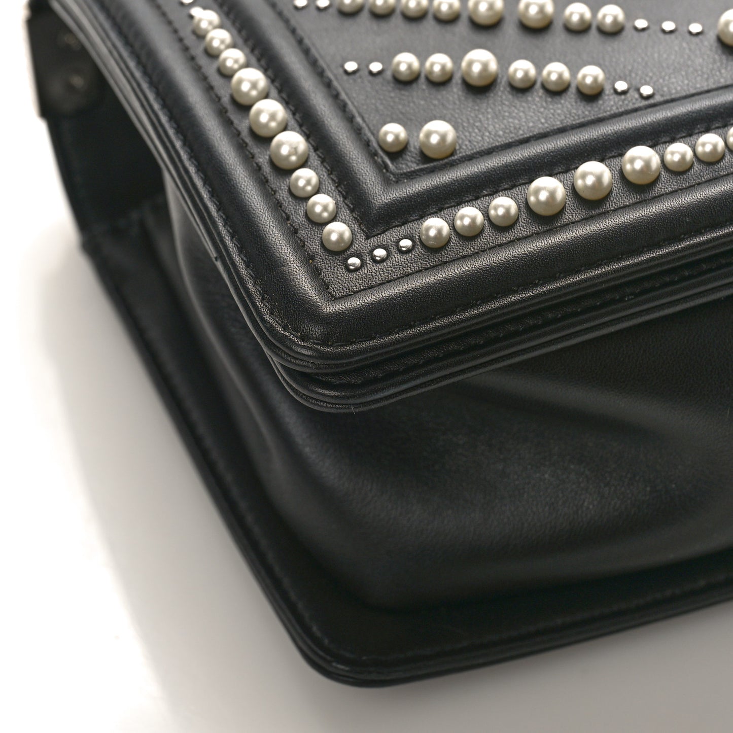 Calfskin Pearl Chevron Medium Boy Flap Black