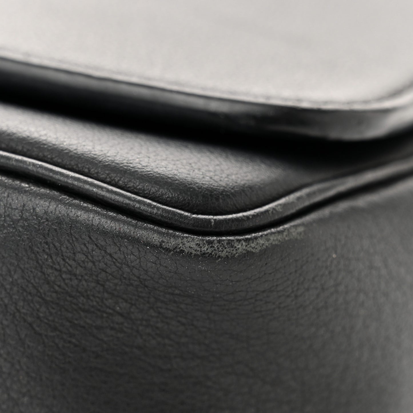 Pebbled Calfskin Logo Everyday Flap Chain Wallet Black