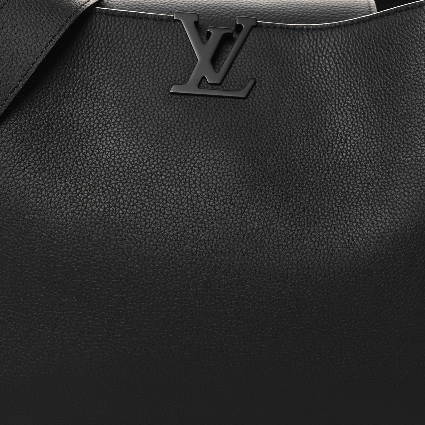 Taurillon Capucines GM Souple Matte Black