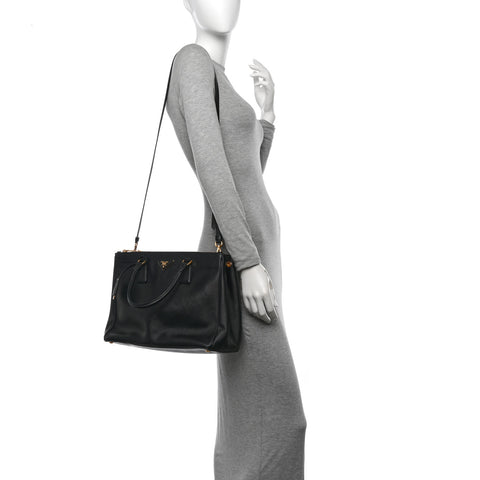 Saffiano Lux Medium Galleria Double Zip Tote Black