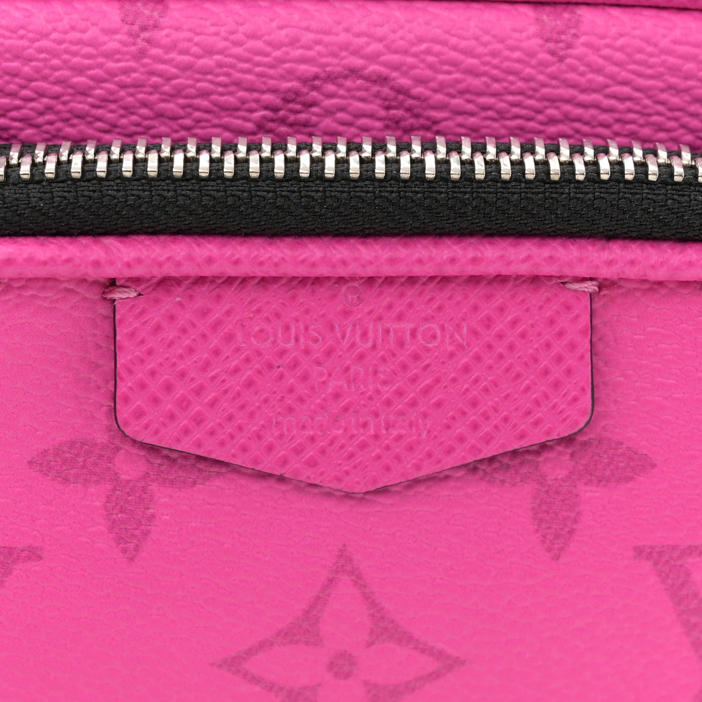 Taigarama Outdoor Pouch Fuchsia