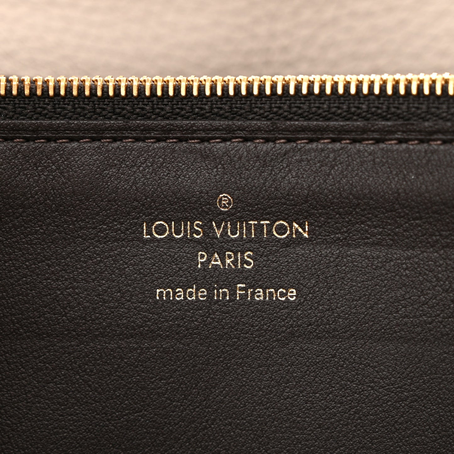 Taurillon Capucines Wallet Galet