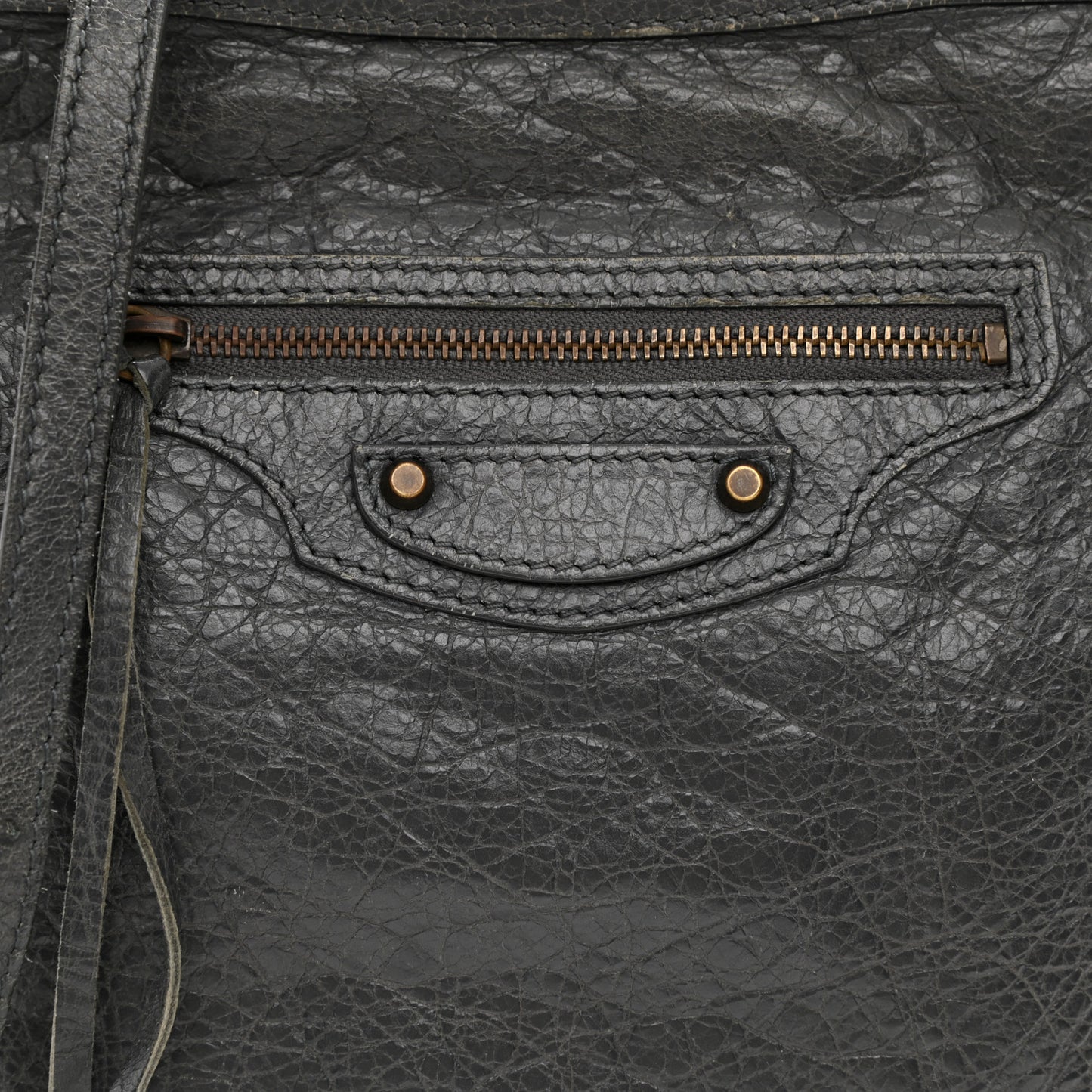 Agneau Classic Hardware Flat Crossbody Gris Tarmac