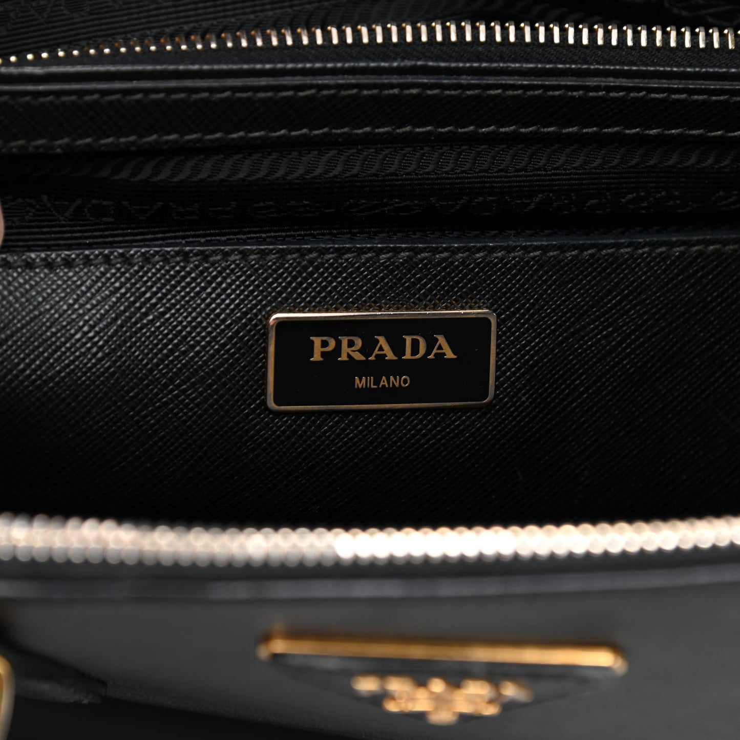 Saffiano Medium Galleria Double Zip Tote Black