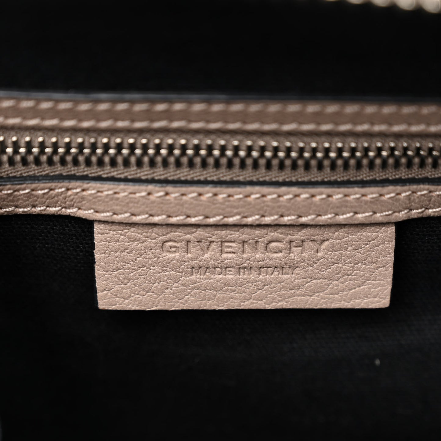 Sugar Goatskin Medium Antigona Sand