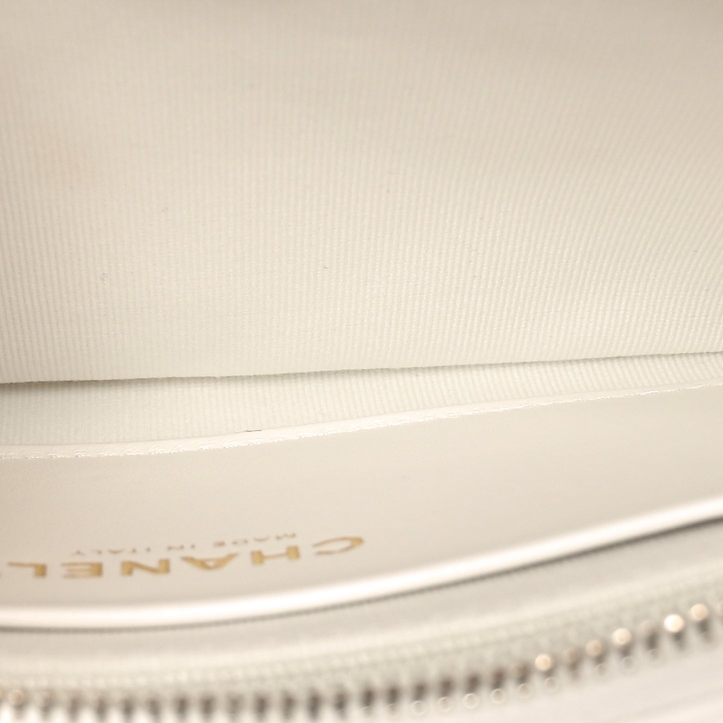 Shiny Crumpled Lambskin Quilted Chain Around Hobo White