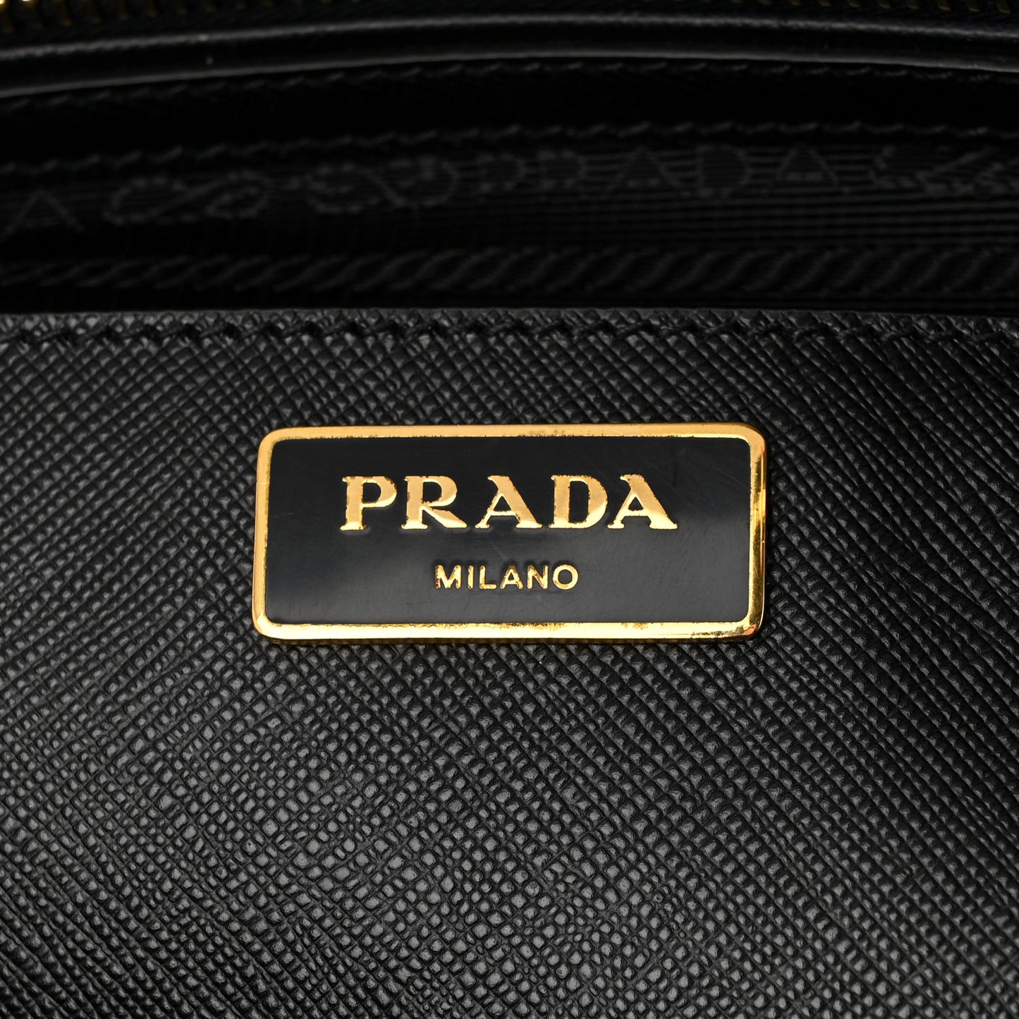 Saffiano Medium Galleria Double Zip Tote Black