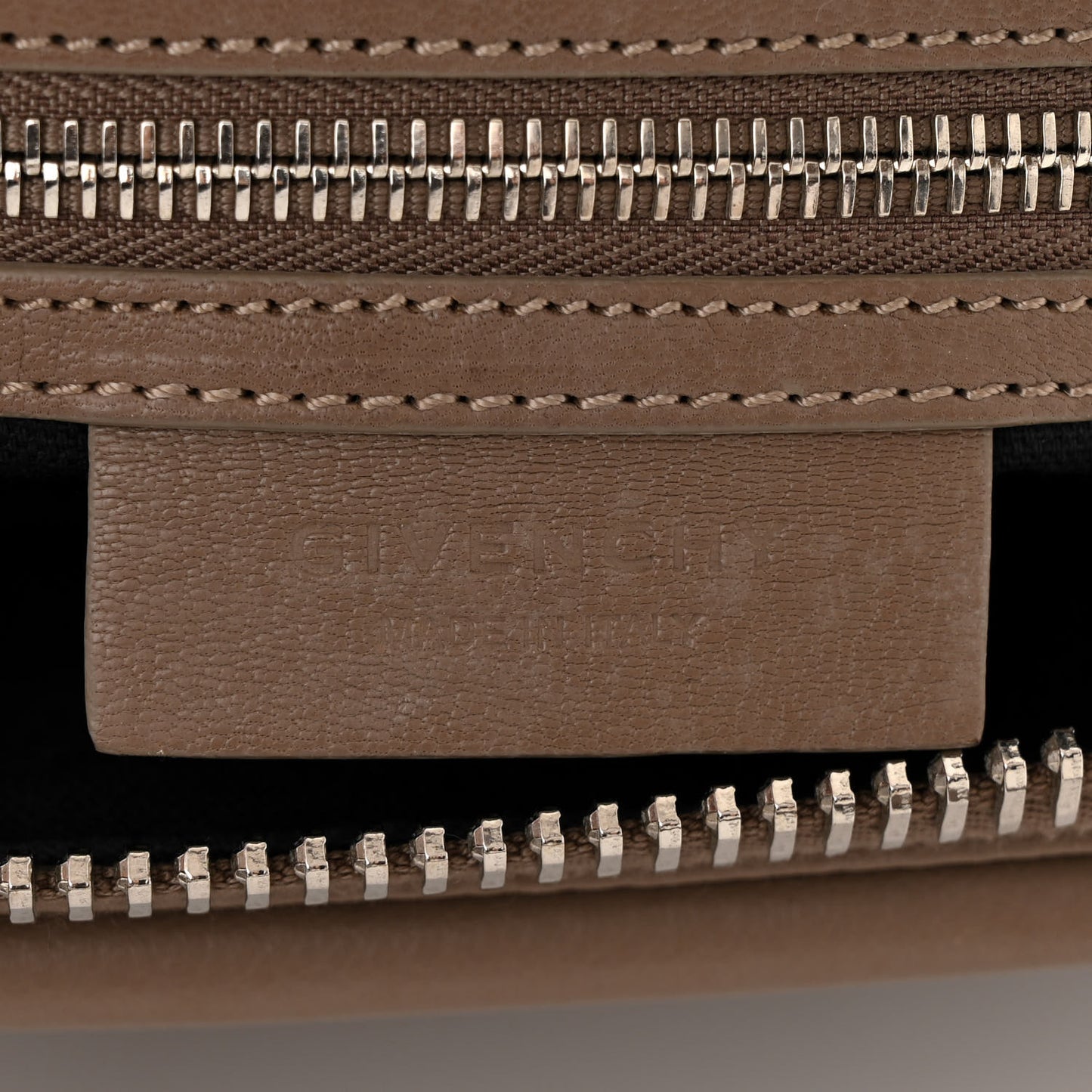 Sugar Goatskin Medium Antigona Sand