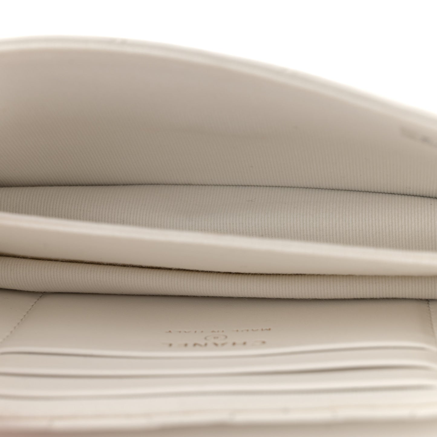 Quilted Flap With Chain White