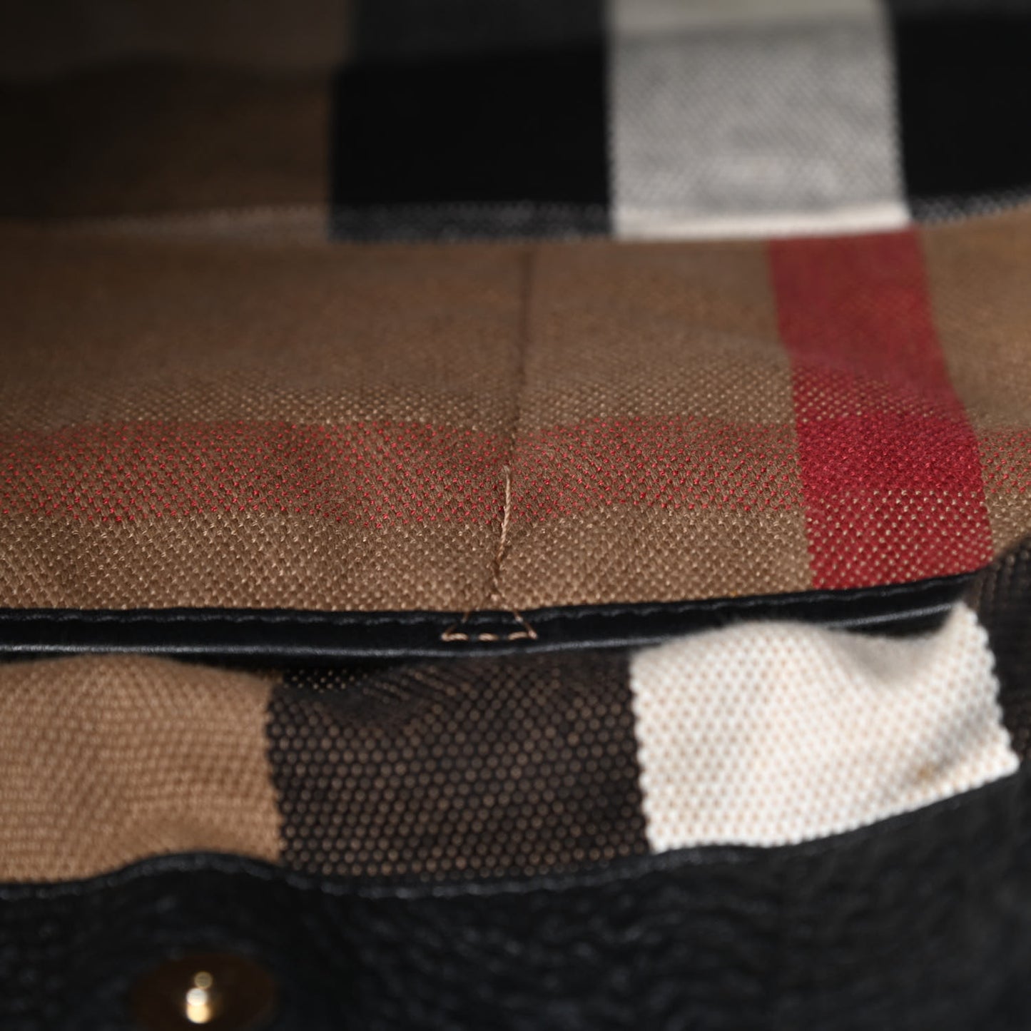 Grainy Calfskin House Check Medium Maidstone Black
