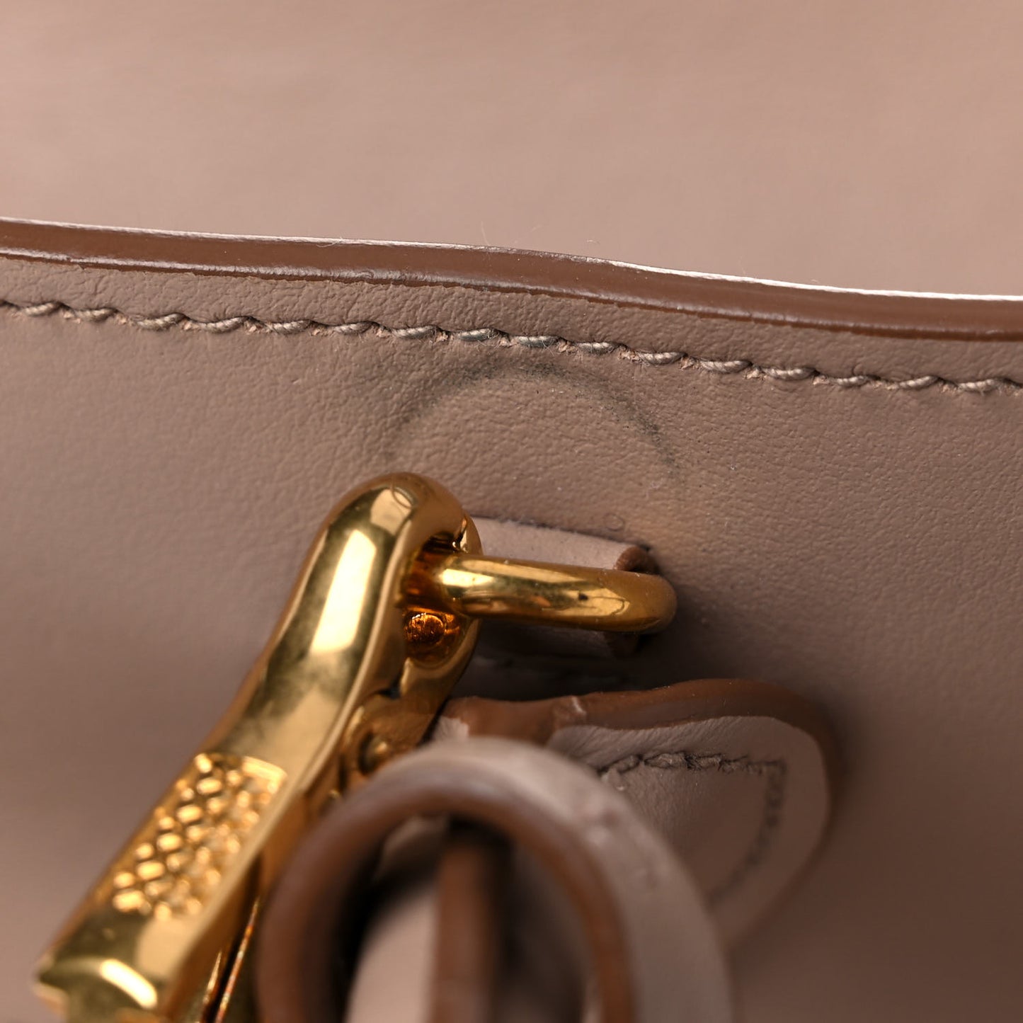 Saffiano City Calfskin Medium Esplanade Cammeo