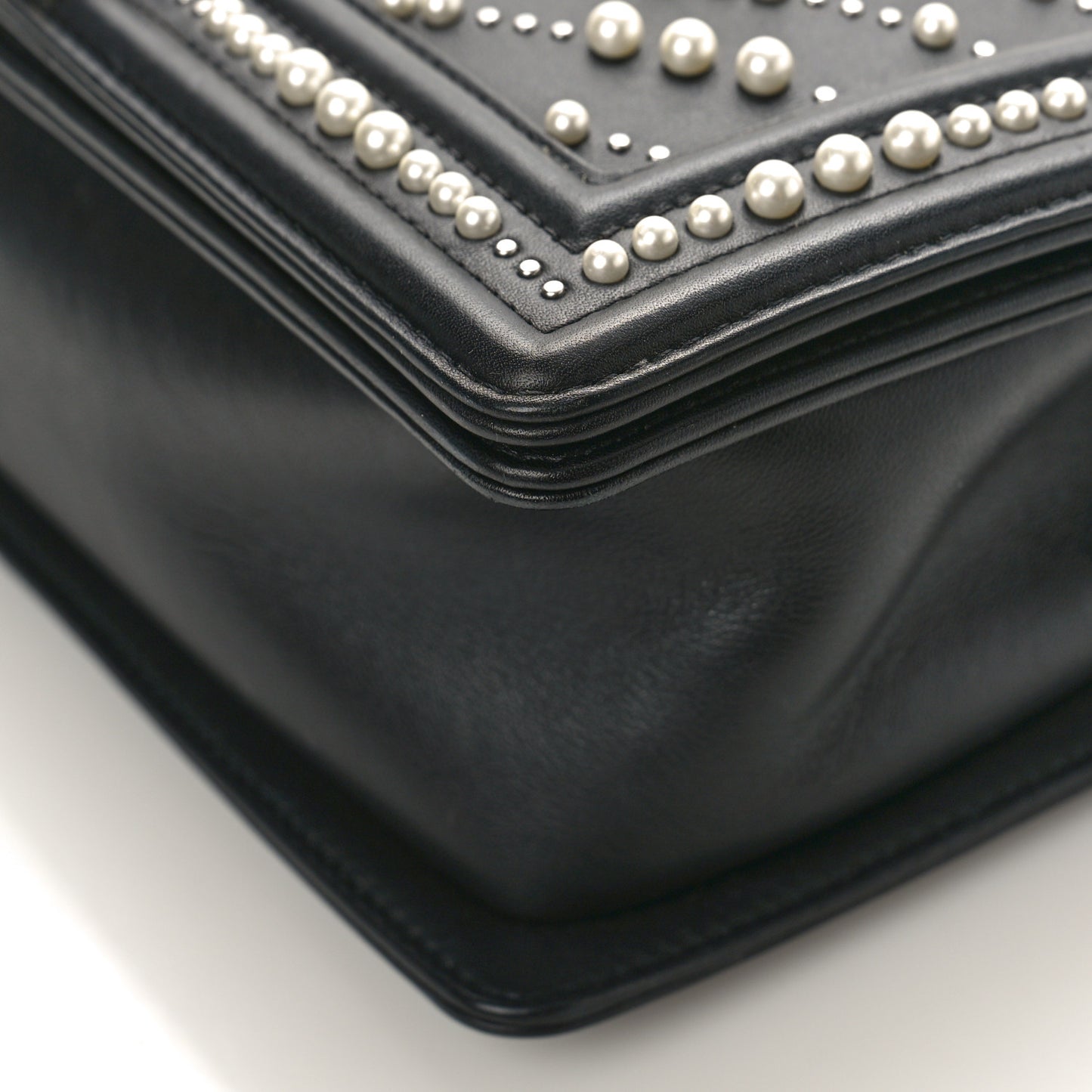 Calfskin Pearl Chevron Medium Boy Flap Black