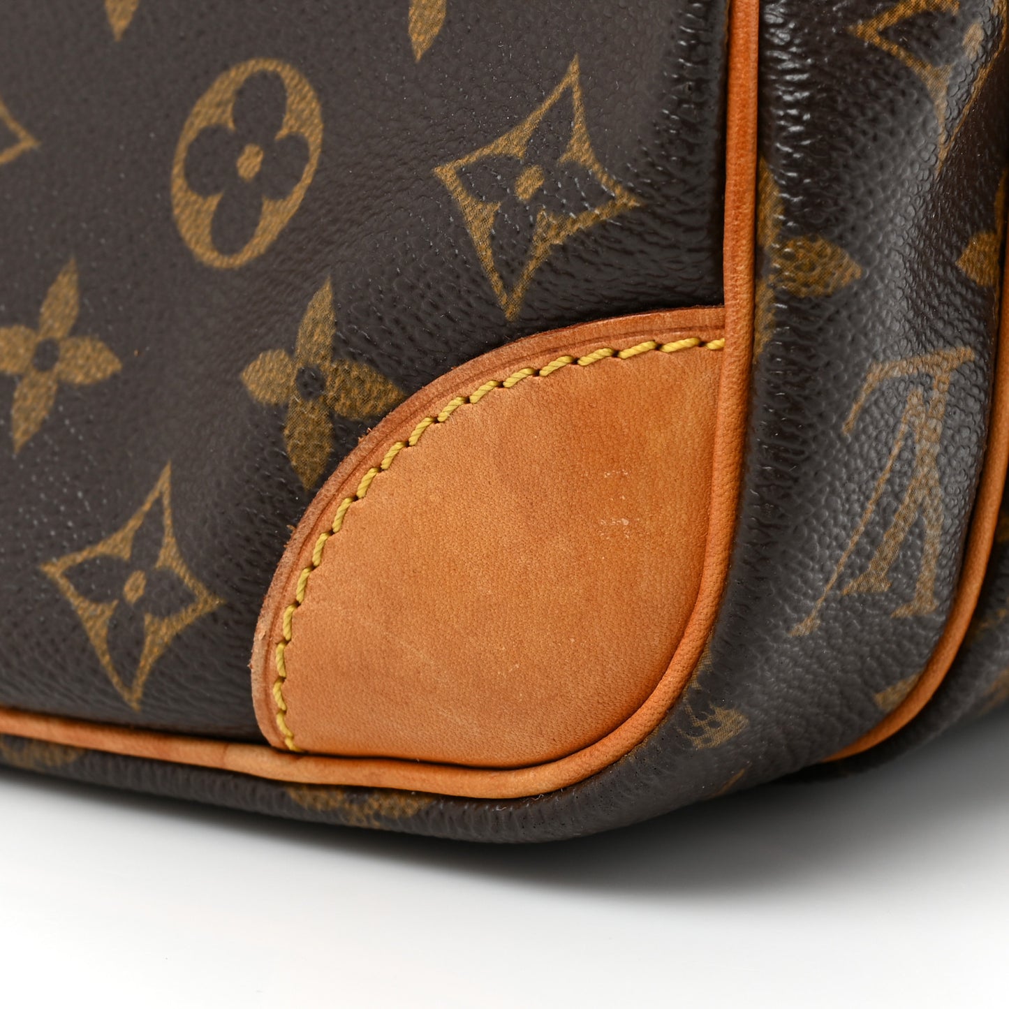 Monogram Nil 28