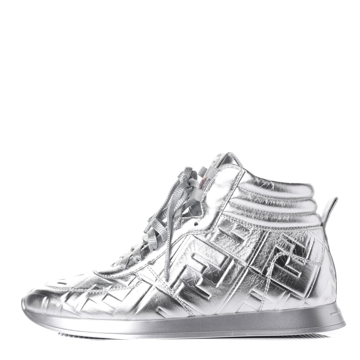 【極美品】FENDI シルバー ロゴプリント ニッキーミナージュ Fendi X NICKI MINAJ Metallic Nappa Macro FF Embossed Prints On