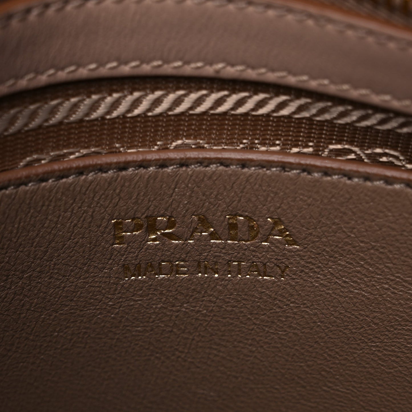 Saffiano City Calfskin Medium Esplanade Cammeo