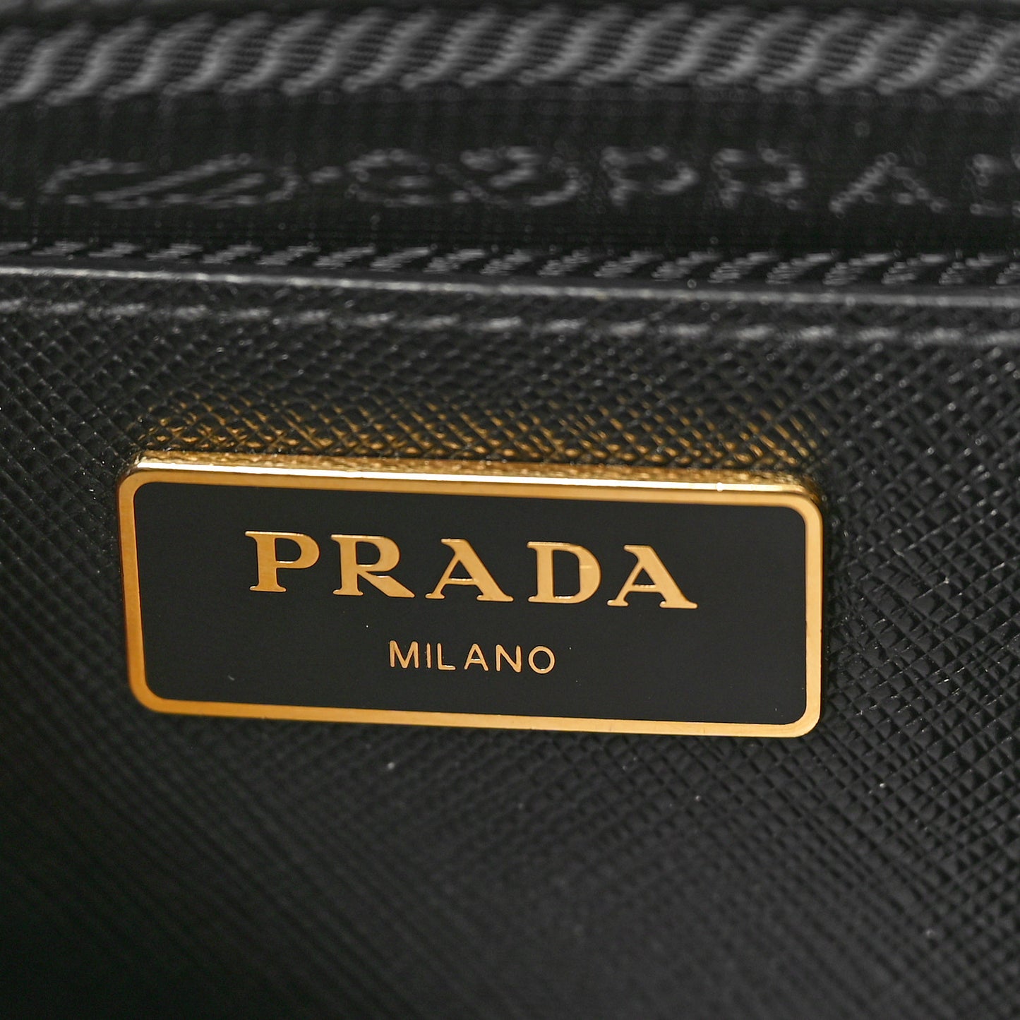 Saffiano Medium Galleria Double Zip Tote Black
