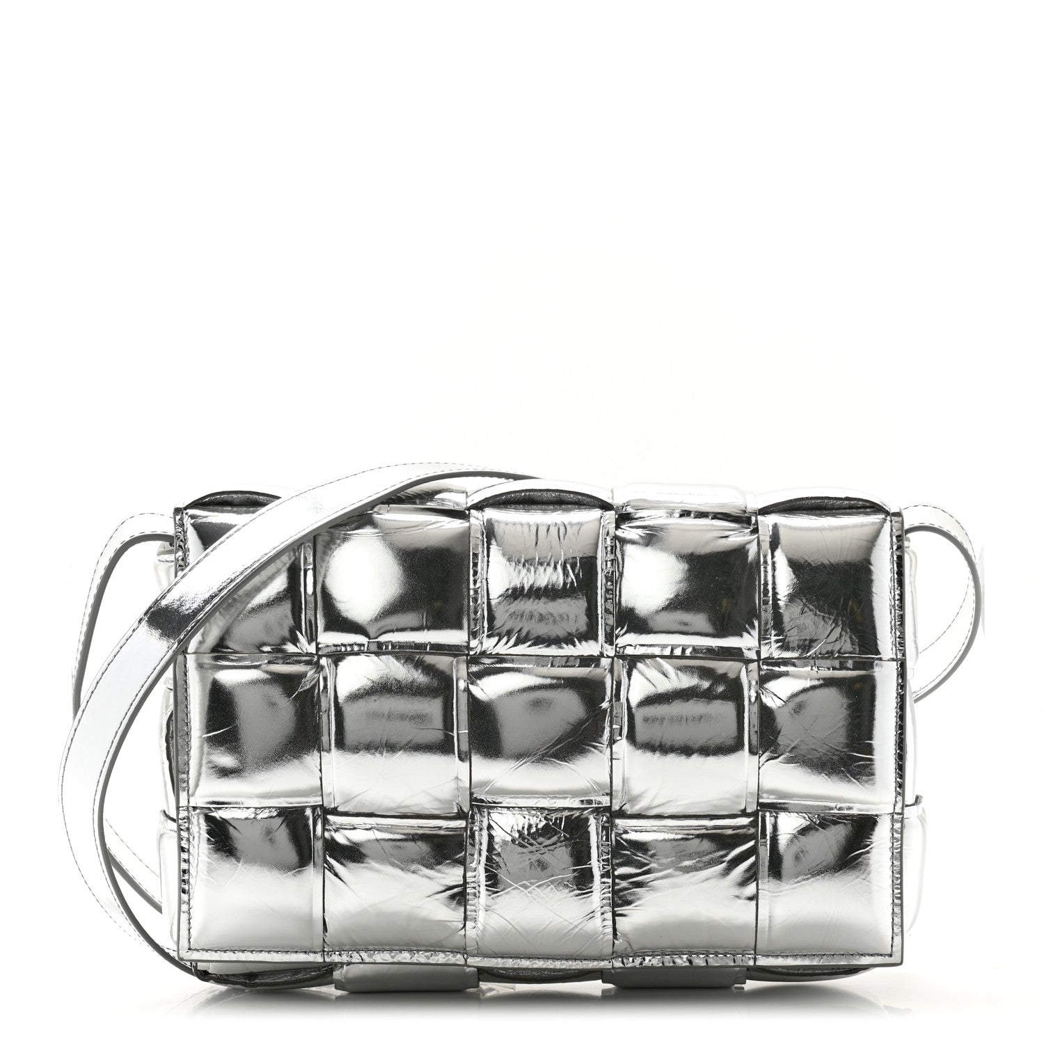 激レア! BOTTEGA VENETA カセット シルバーショルダーバッグ Bottega Veneta Metallic Lambskin Padded Cassette Crossbody Bag