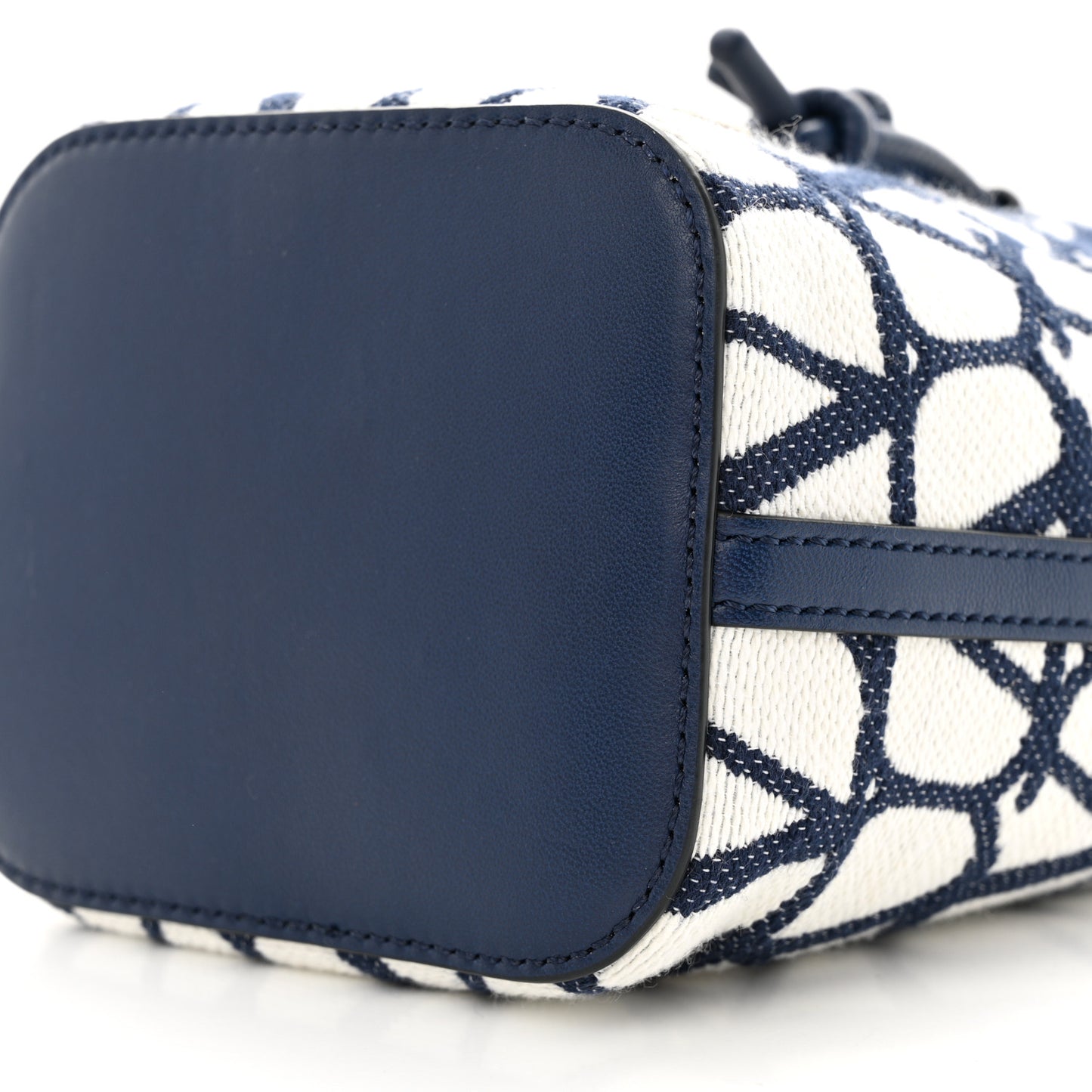 Toile Iconographe Nappa Mini Vlogo Signature Bucket Bag White Worker