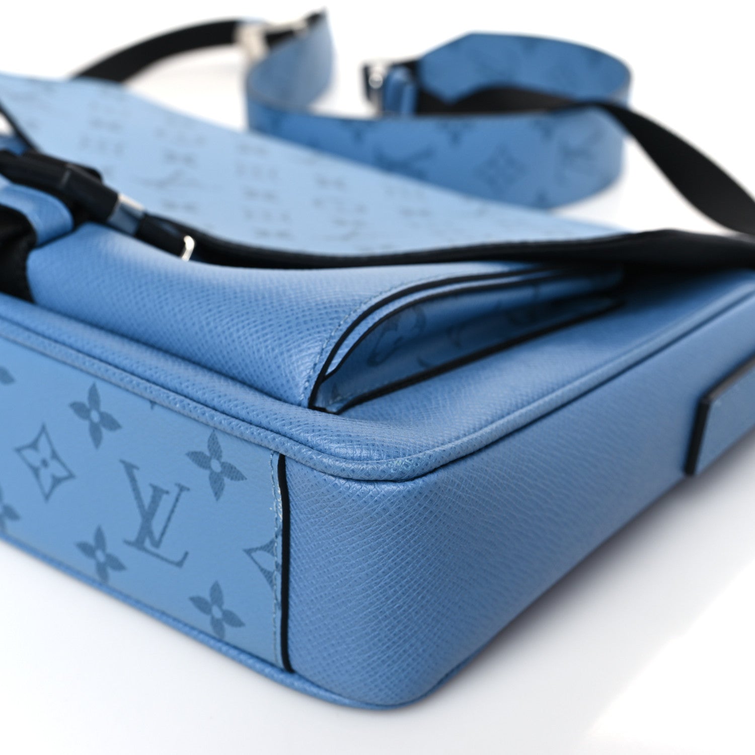 Louis Vuitton Taigarama Messengerama Denim 8 of 8