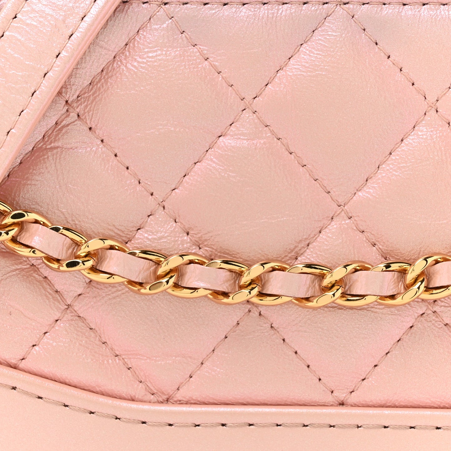 Iridescent Lambskin Calfskin Quilted Small Gabrielle Clutch With Chain Light Pink