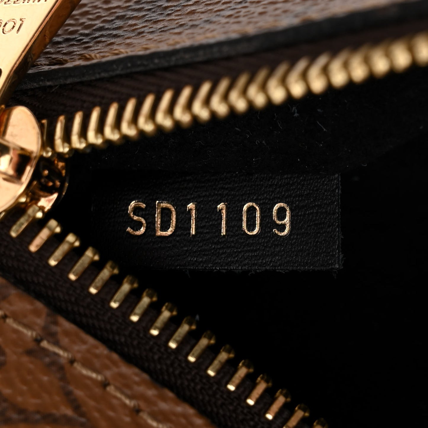 Reverse Monogram Pochette Metis