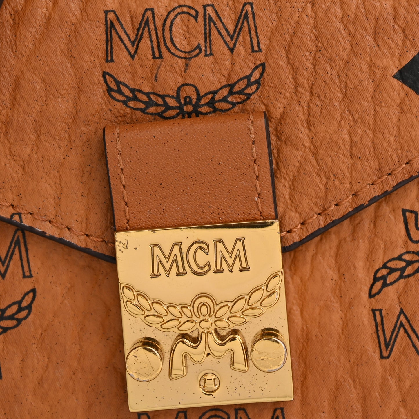 Visetos Small Patricia Round Crossbody Wallet Cognac