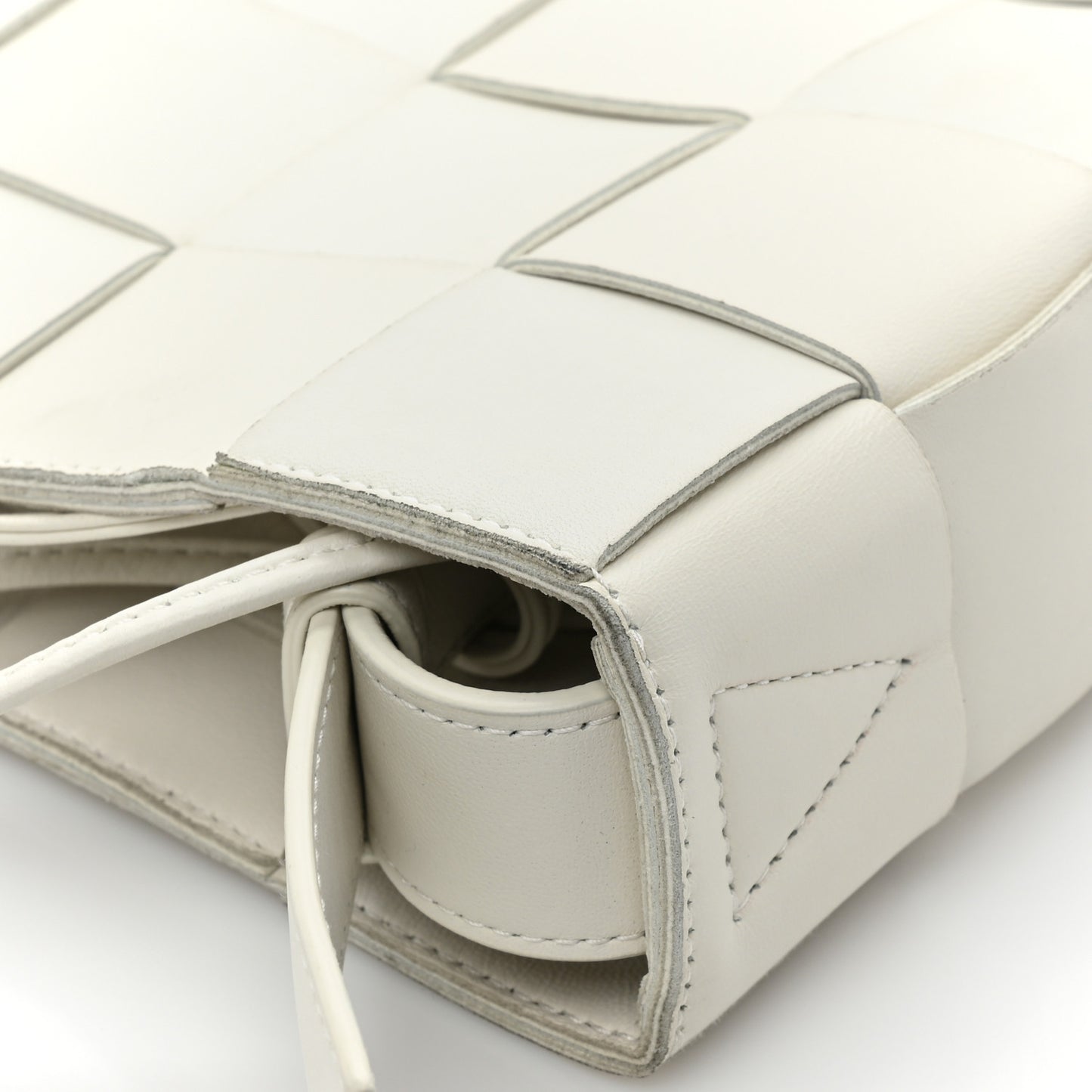 Lambskin Maxi Intrecciato Cassette Messenger Chalk