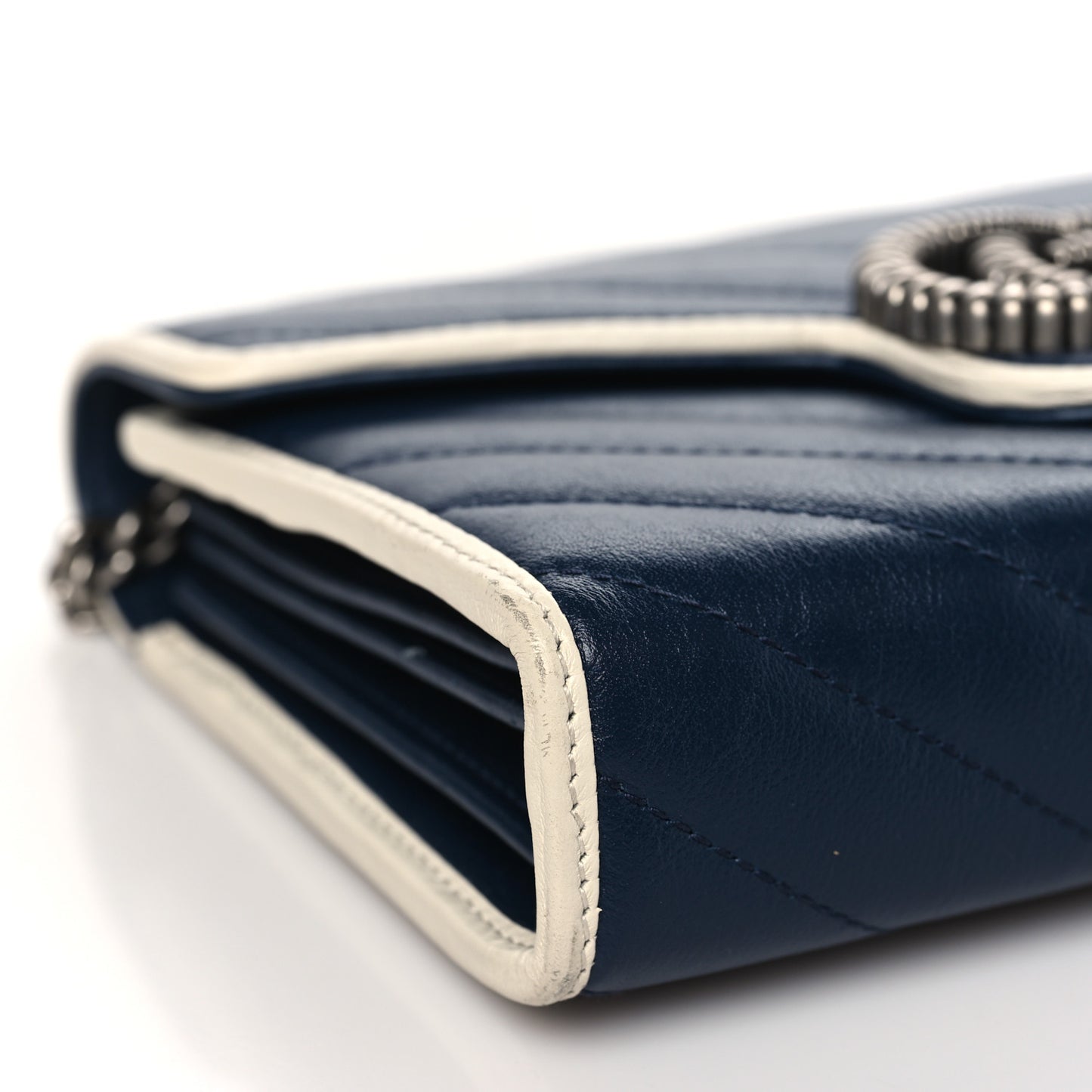 Vintage Effect Calfskin Matelasse Diagonal Torchon GG Marmont Chain Wallet Blue Agata Mystic White