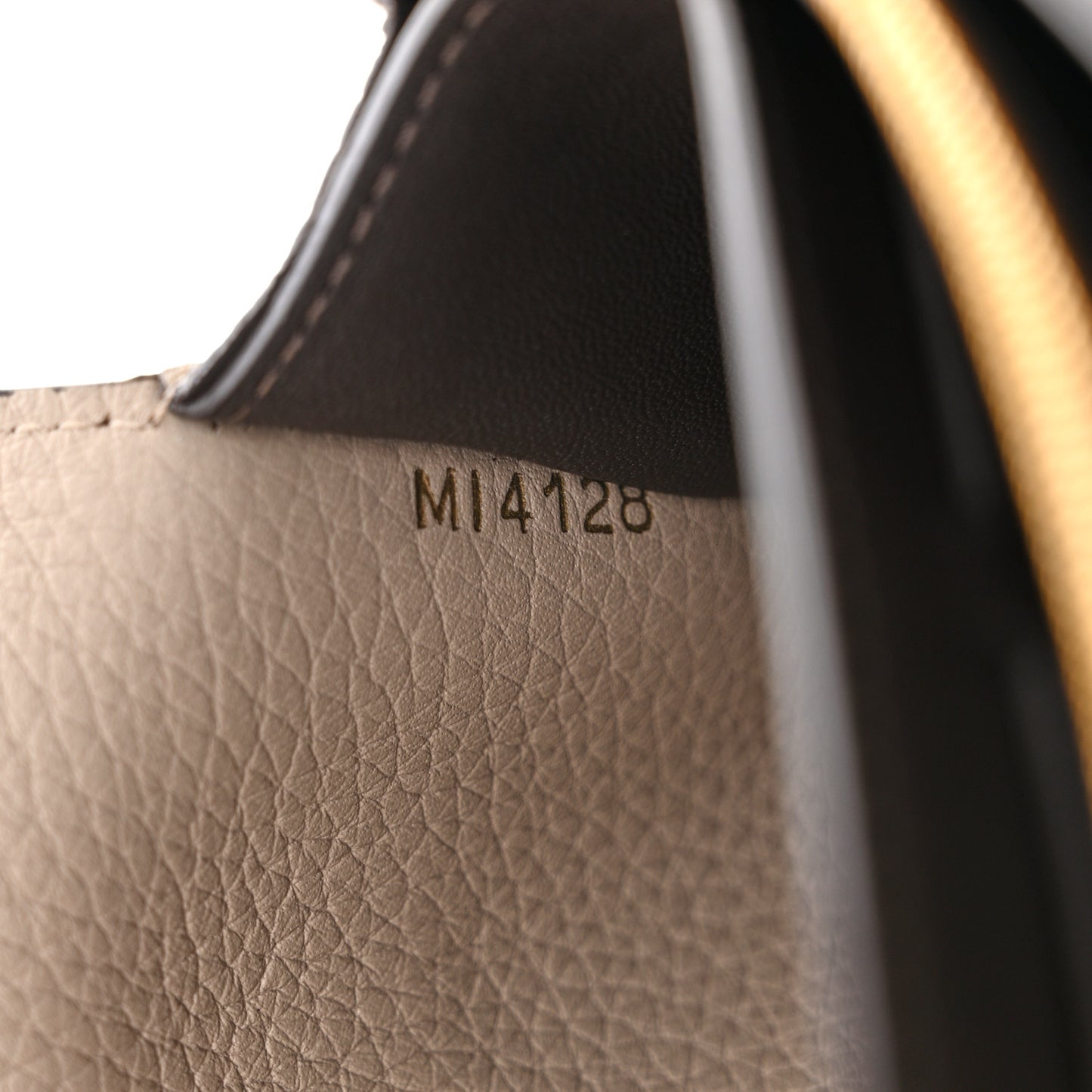 Taurillon Capucines Wallet Galet
