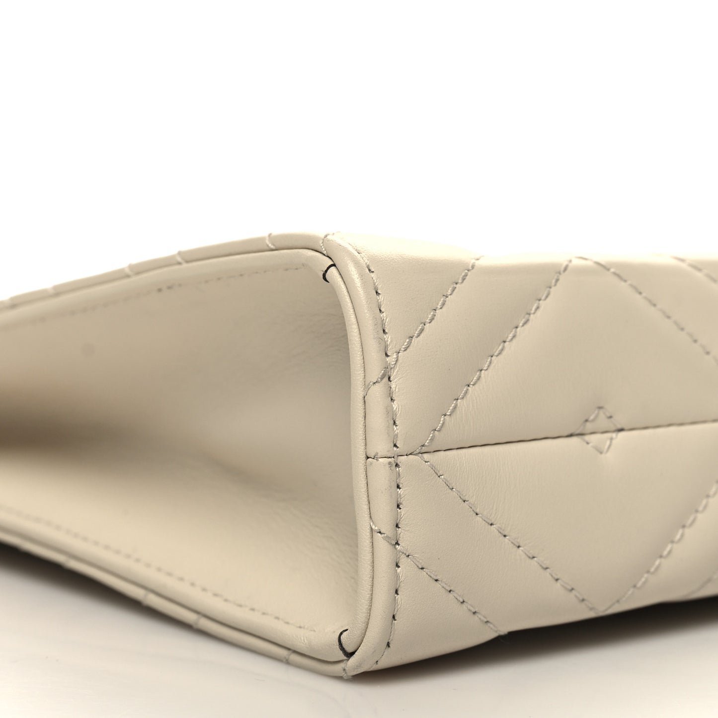 Calfskin Matelasse Chevron Heart GG Marmont Clutch Mystic White
