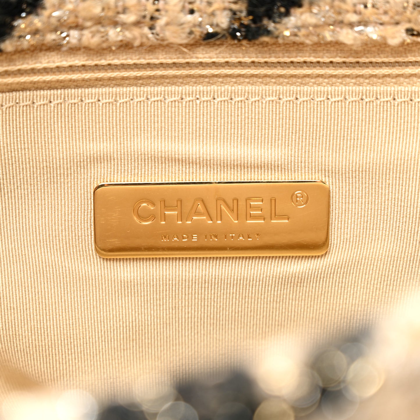 Tweed Maxi Chanel 19 Flap Black Beige