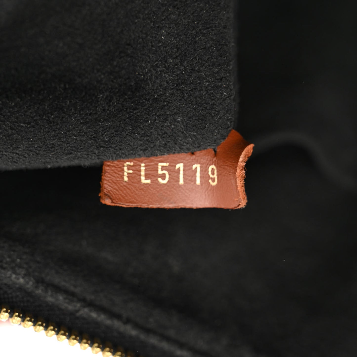 Monogram V Tote MM Black